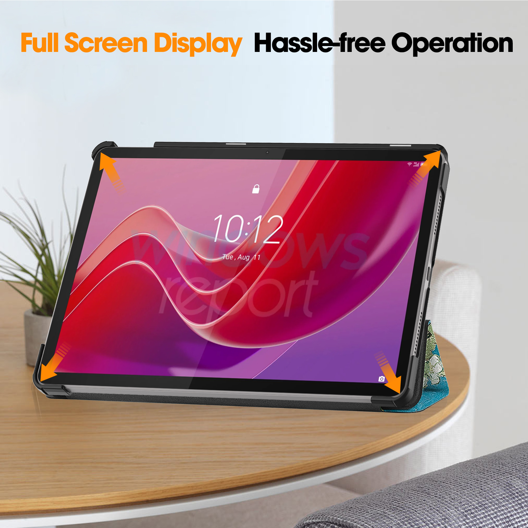 Tablet mit Vollbildanzeige, die Uhrzeit anzeigt. Im Hintergrund sind ein Tisch, eine Pflanze und ein Sofa zu sehen.