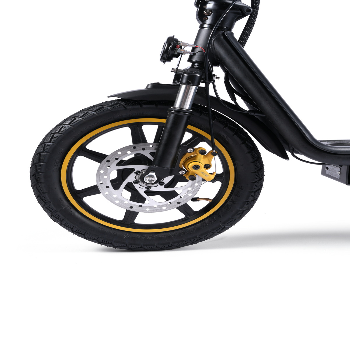 Nahaufnahme des Vorderrads eines E-Scooters. Schwarzer Reifen mit gelbem Rand, silberne Bremsscheibe und goldener Bremssattel. Schwarzer Rahmen und Gabel.