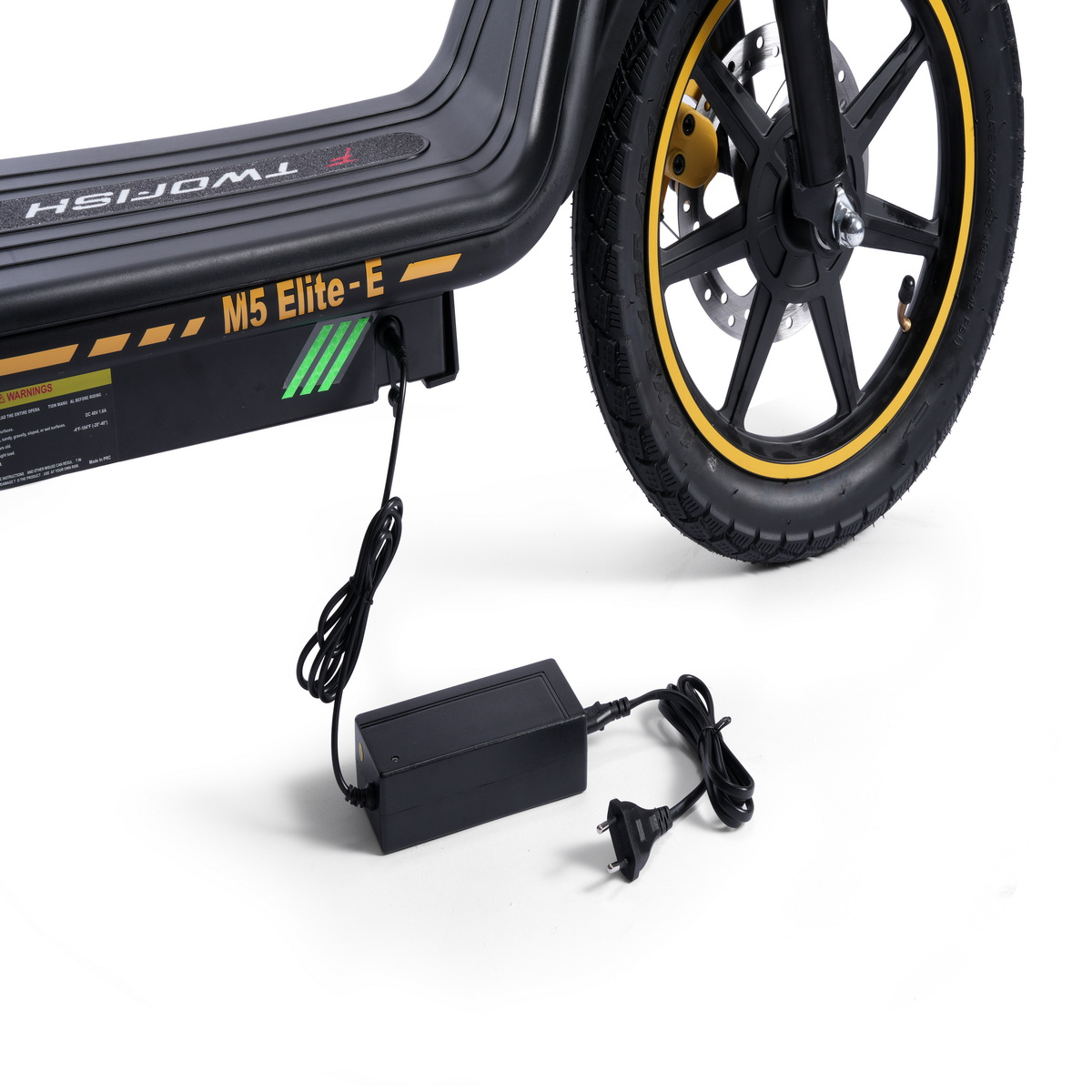 Schwarzer Roller wird geladen. Das Rad hat gelbe Zierleisten. Ein schwarzes Ladegerät ist mit dem Roller und einer Steckdose verbunden.