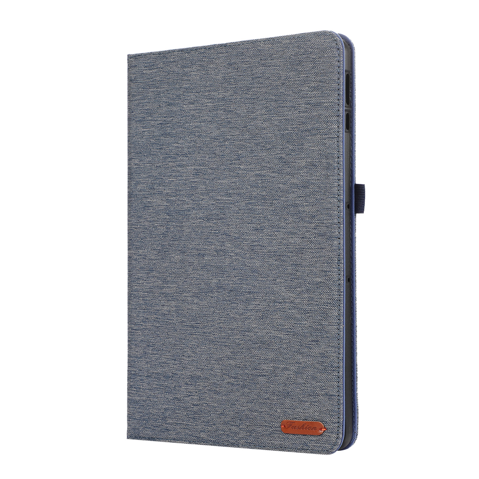 Eine blaue Tablethülle mit strukturiertem Stoffbezug. Ein kleines braunes Etikett mit der Aufschrift Fashion. Der Hintergrund ist weiß.