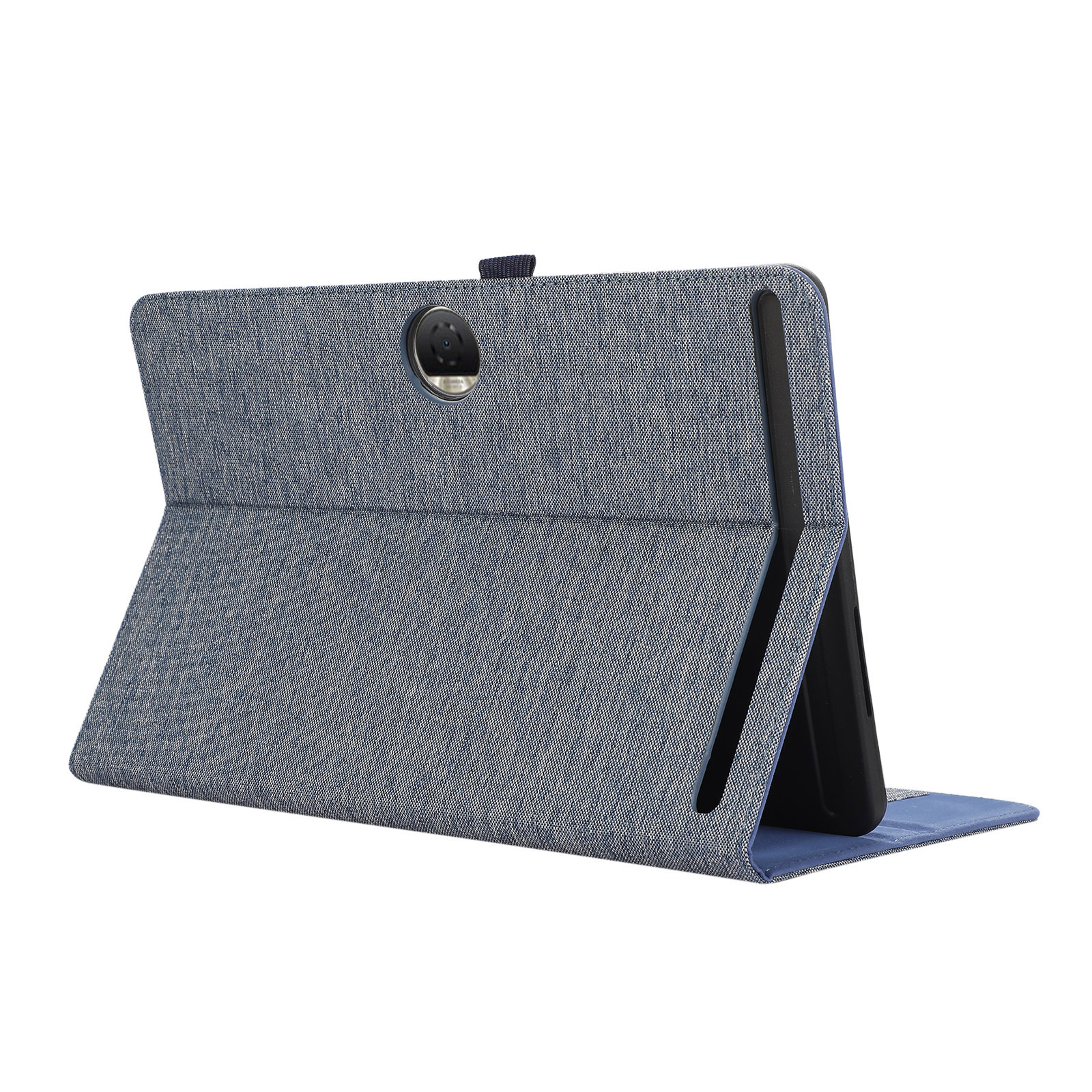 Eine blaue Tablet-Hülle aus Jeansstoff ist geöffnet und wird von einer schwarzen Halterung gestützt. Die Hülle hat einen Kameraausschnitt.