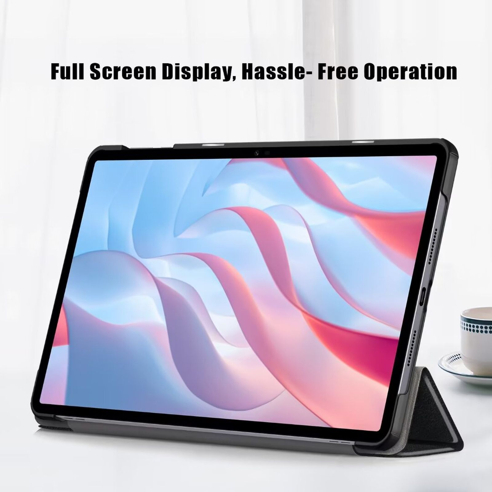 Tablet mit schwarzem Rahmen in einem Ständer. Text oben: Full Screen Display, Hassle-Free Operation. Im Hintergrund eine Tasse.