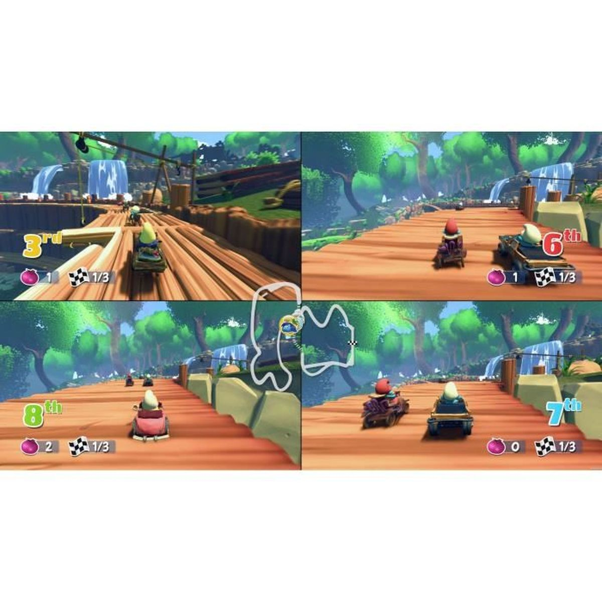 Una vista a schermo diviso di un gioco di kart mostra quattro corridori su una pista di legno. Lo sfondo presenta alberi e cascate.