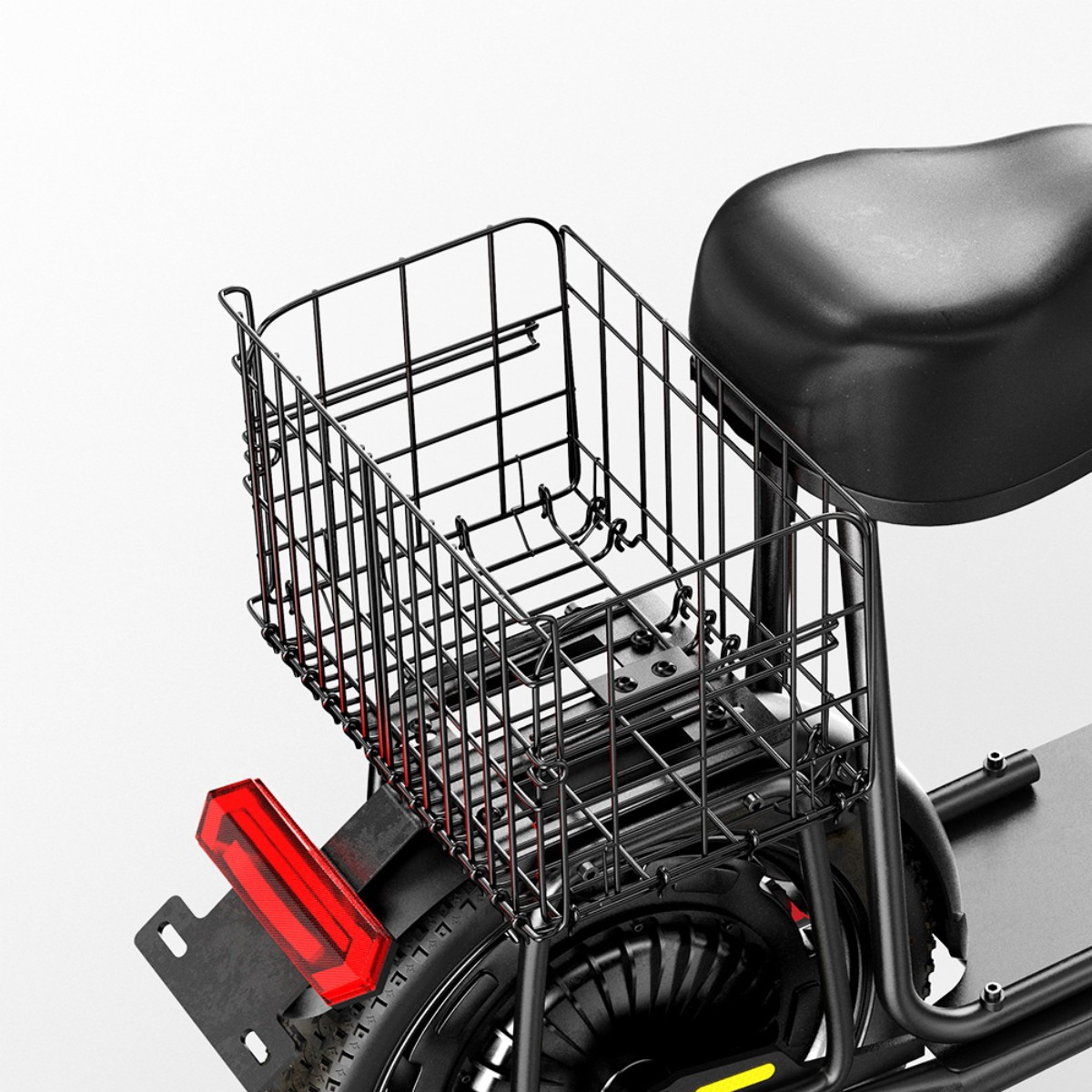 Zbliżenie na hulajnogę elektryczną z czarnym drucianym koszem, czarnym siedzeniem i czerwonym tylnym światłem na białym tle.