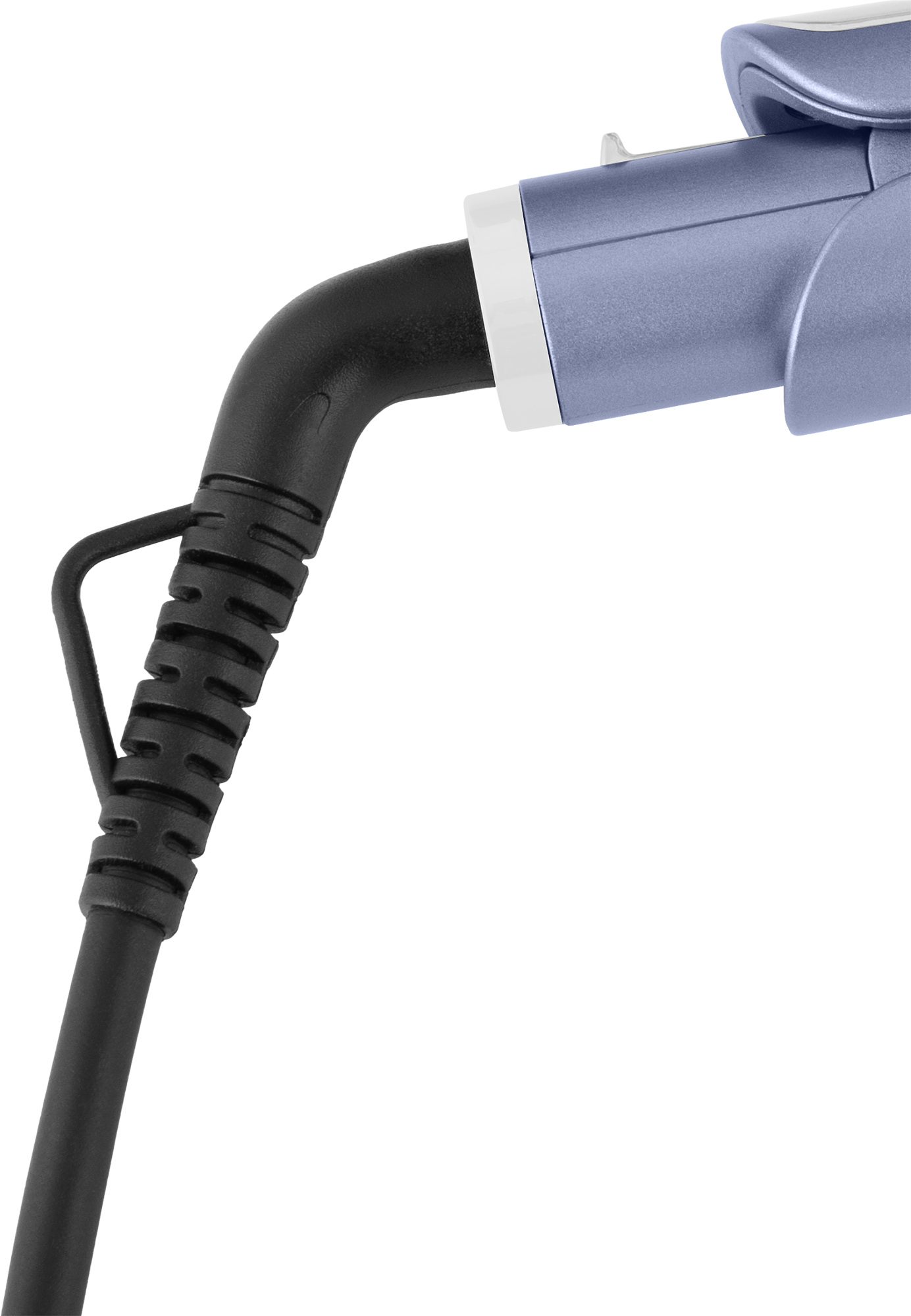 Nahaufnahme eines Lockenstabs. Schwarzes Kabel verbindet sich mit einem blau-weißen Gerät. Der Hintergrund ist weiß.