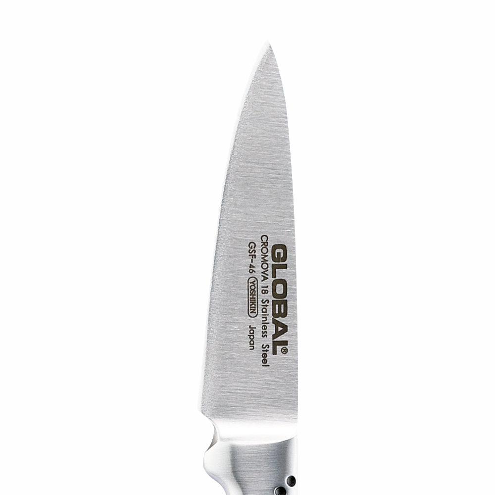 Nahaufnahme einer Edelstahl-GLOBAL-Messerklinge. Auf der Klinge steht 'CROMOVA 18 Stainless Steel GSF-46 YOSHIKIN Japan'.