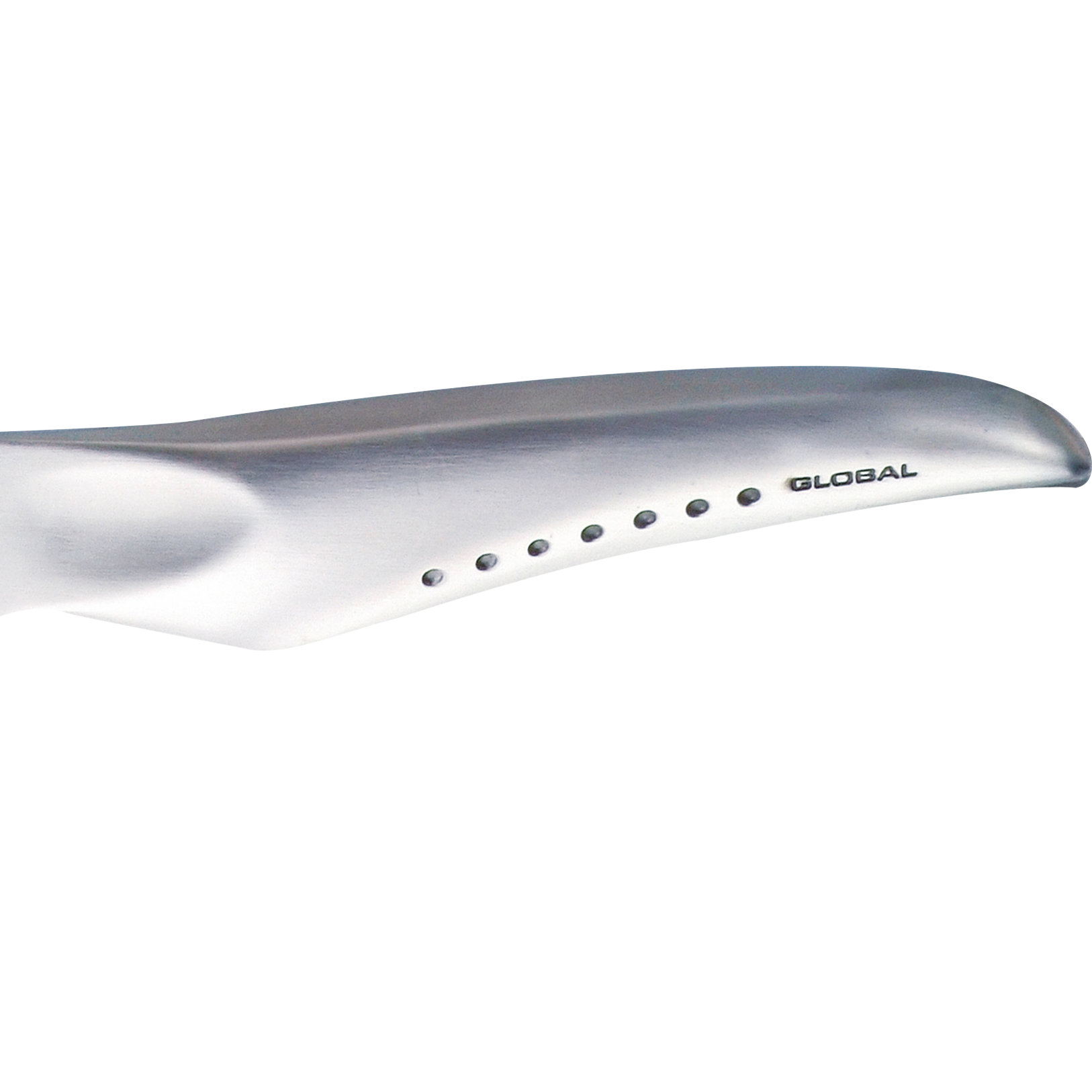 Ein Küchenutensil aus Edelstahl, wahrscheinlich ein Spatel. Es hat ein gebogenes Design mit einer Reihe kleiner Löcher am Rand. Das Wort GLOBAL ist sichtbar.