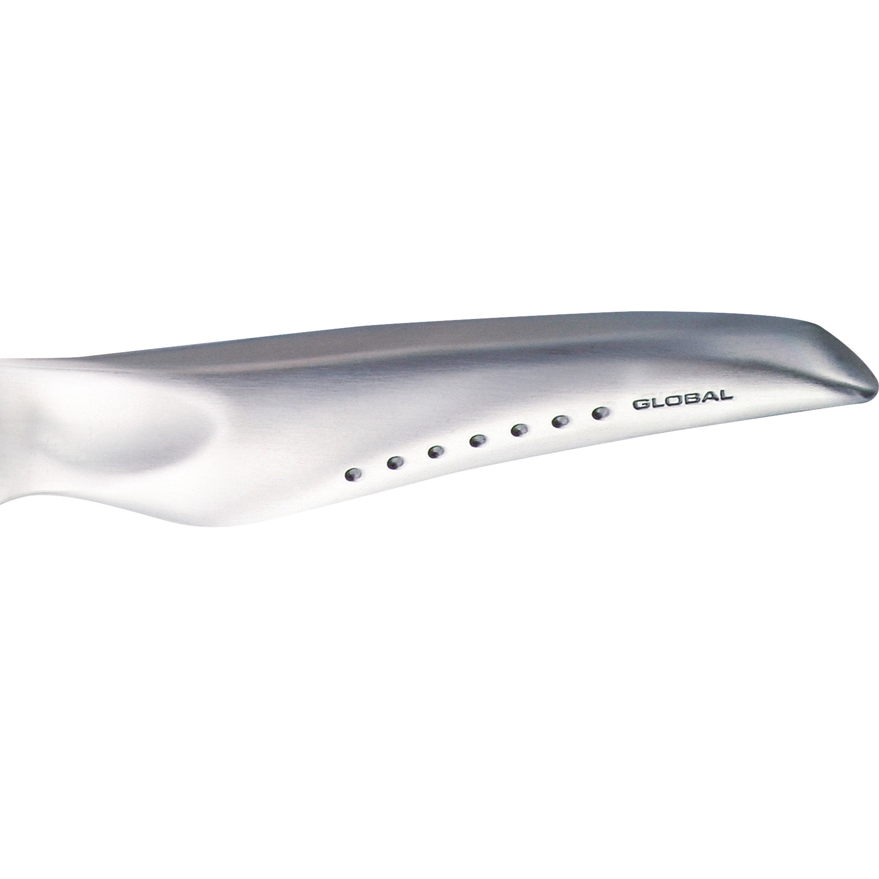 Nahaufnahme eines Küchenutensils aus Edelstahl. Es hat eine gebogene Form mit Löchern und dem Wort GLOBAL.