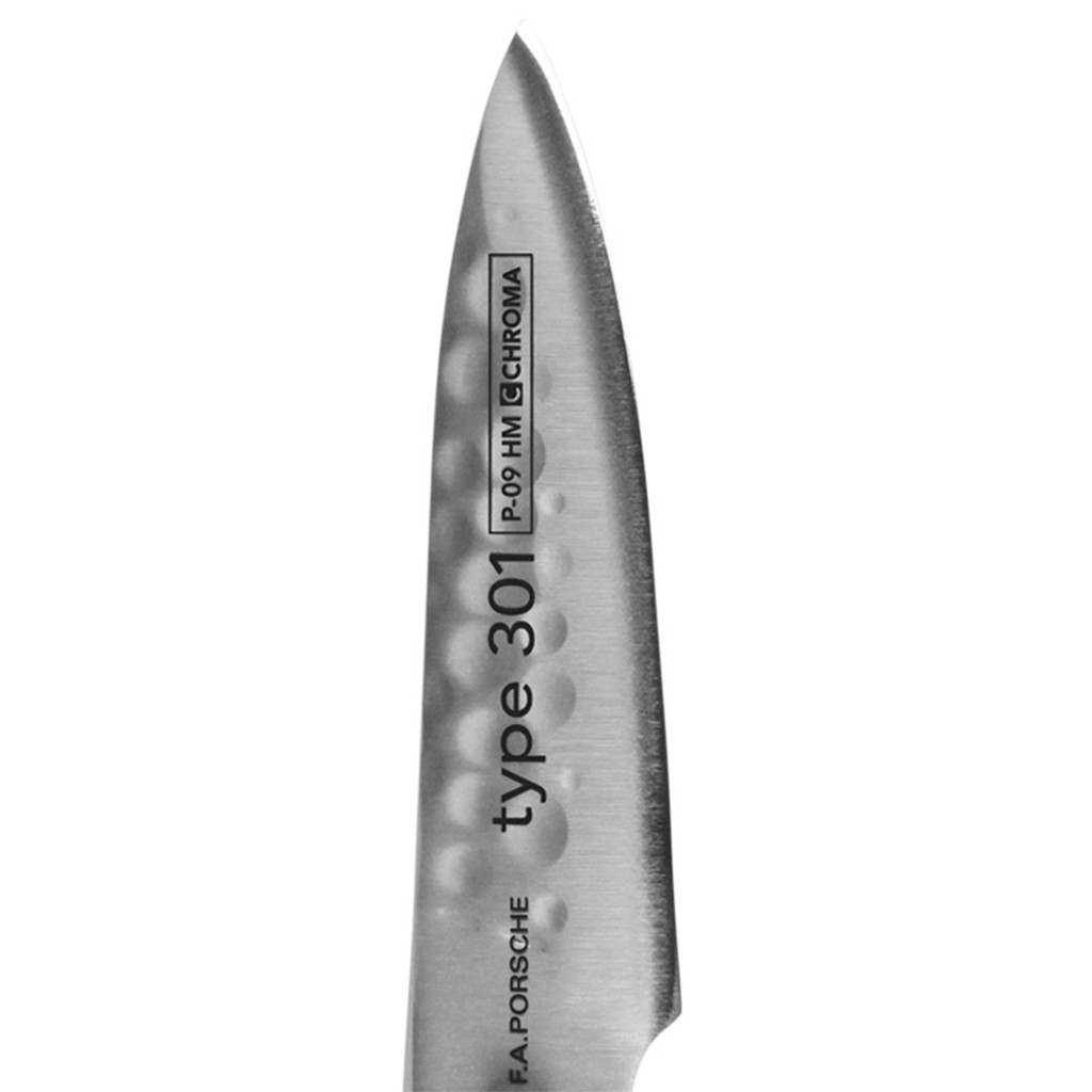 Nahaufnahme eines silbernen Küchenmessers mit dem Text 'Typ 301' und 'P-09 HM CHROMA' auf der Klinge.