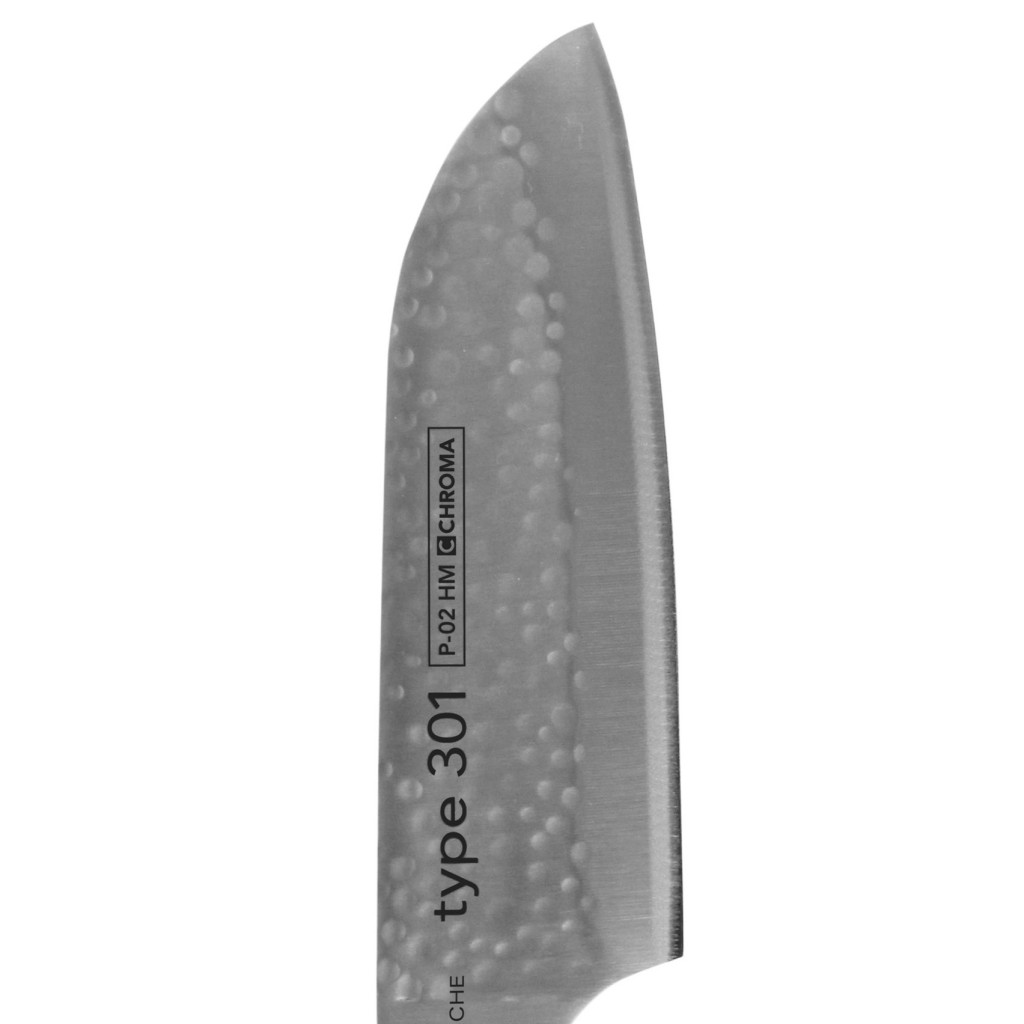 Nahaufnahme eines silbernen Kochmessers. Die Klinge ist mit 'type 301' und 'P-02 HM Chroma' markiert.