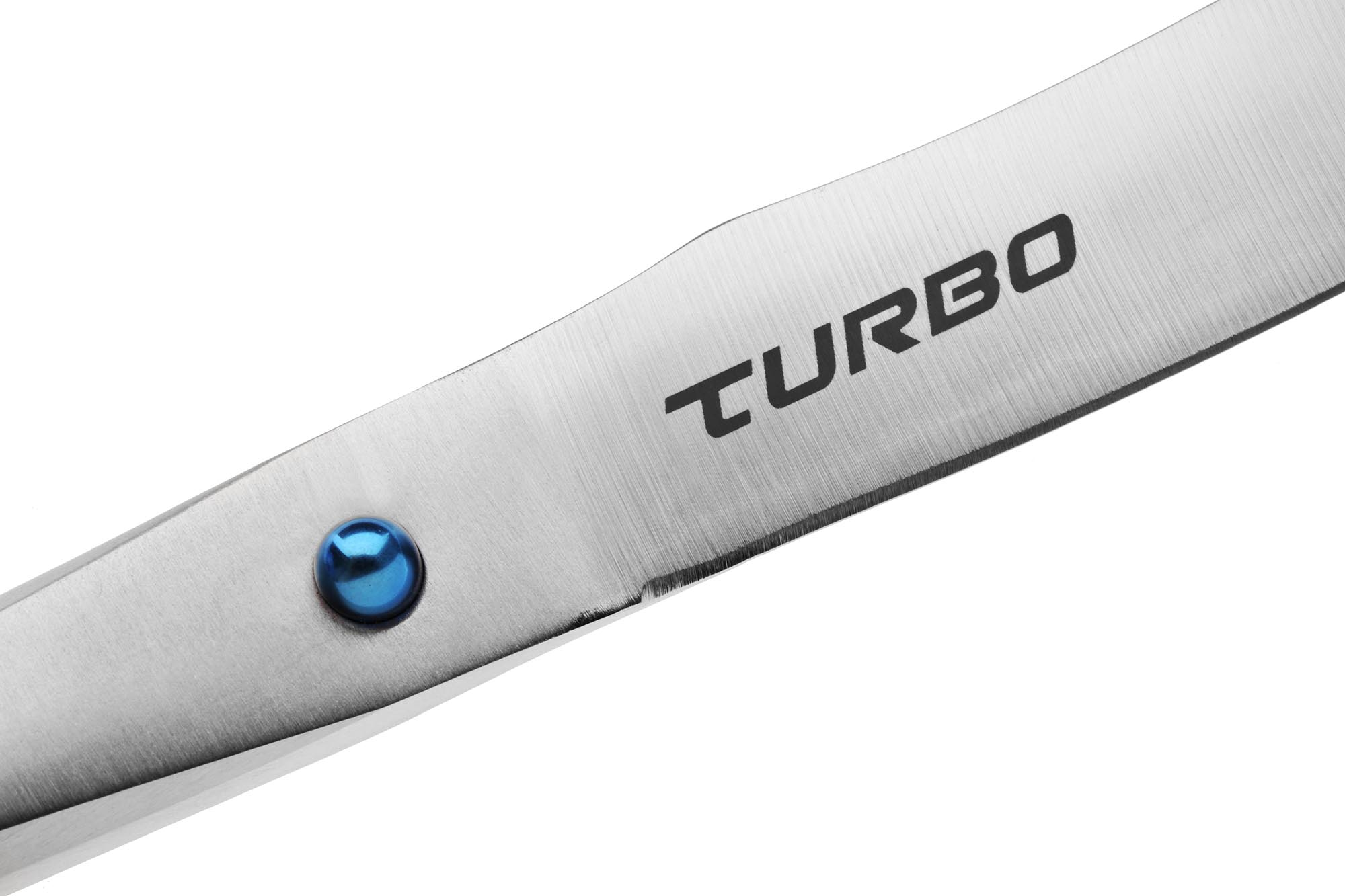 Nahaufnahme einer Schere. Das Wort 'TURBO' ist auf der Klinge aufgedruckt. Ein blauer Niet ist sichtbar.
