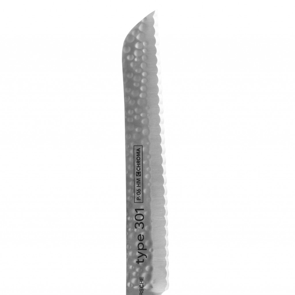 Ein silbernes Messer mit gezahnter Klinge, strukturiertem Griff, Text 'type 301' und 'P-06 HM CHROMA'.
