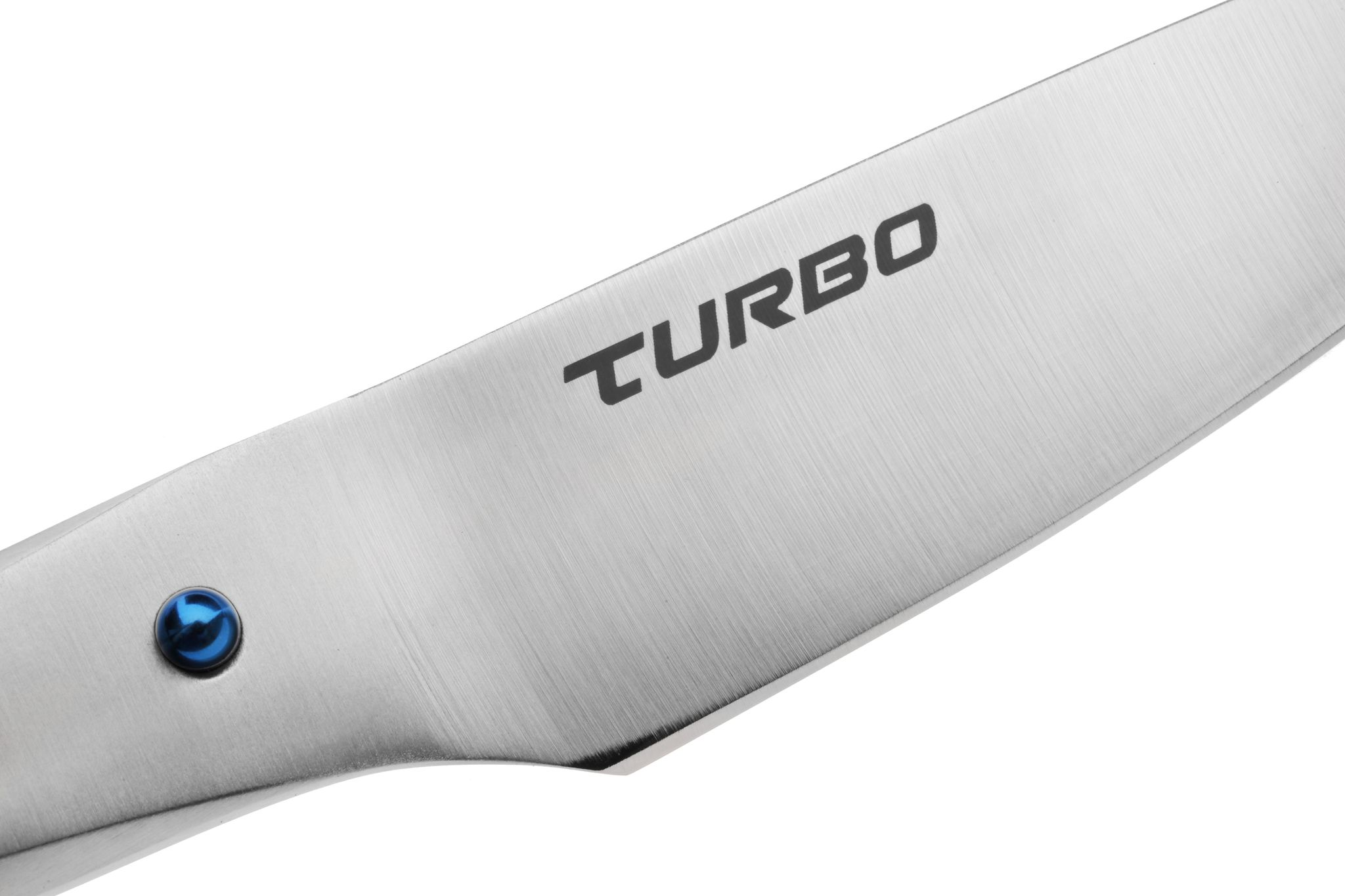 Nahaufnahme einer Messerklinge mit dem Wort TURBO darauf. Eine blaue Niete ist sichtbar. Die Klinge hat ein metallisches Finish.