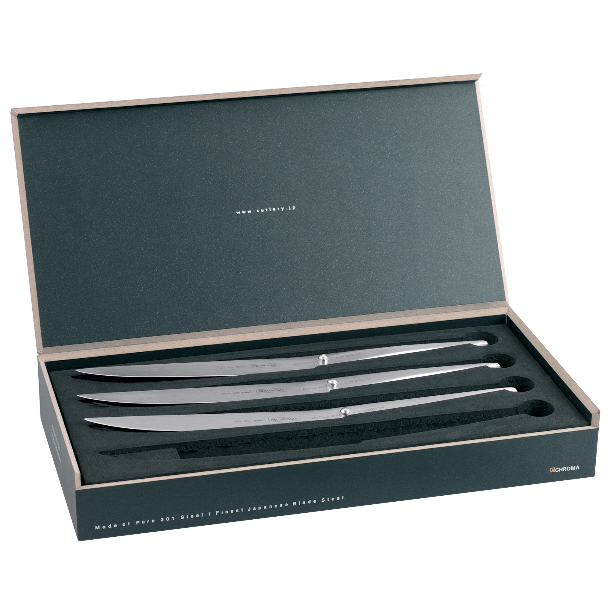 Ein Satz von drei silbernen Messern in einer schwarzen Box. Die Box ist geöffnet und zeigt die Messer in passenden Schlitzen.