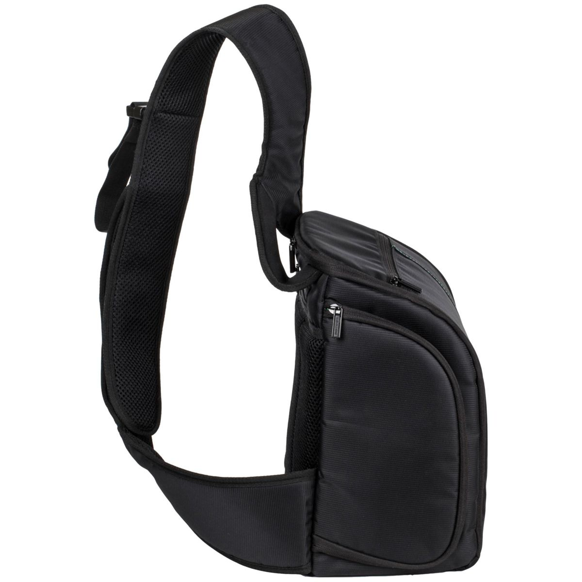 Eine schwarze Umhängetasche mit gepolstertem Schulterriemen. Die Tasche hat mehrere Fächer und einen Reißverschluss. Der Hintergrund ist weiß.