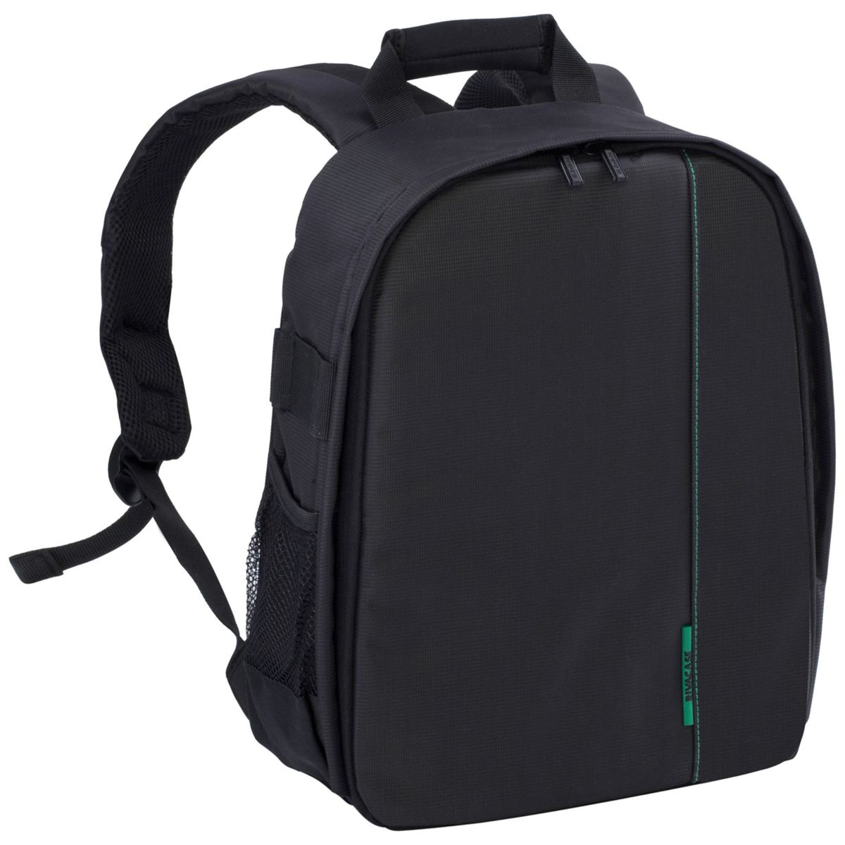 Ein schwarzer Rucksack mit Griff, zwei Schultergurten und einer Seitentasche aus Netzstoff. Er hat einen grünen Akzent und Nähte.