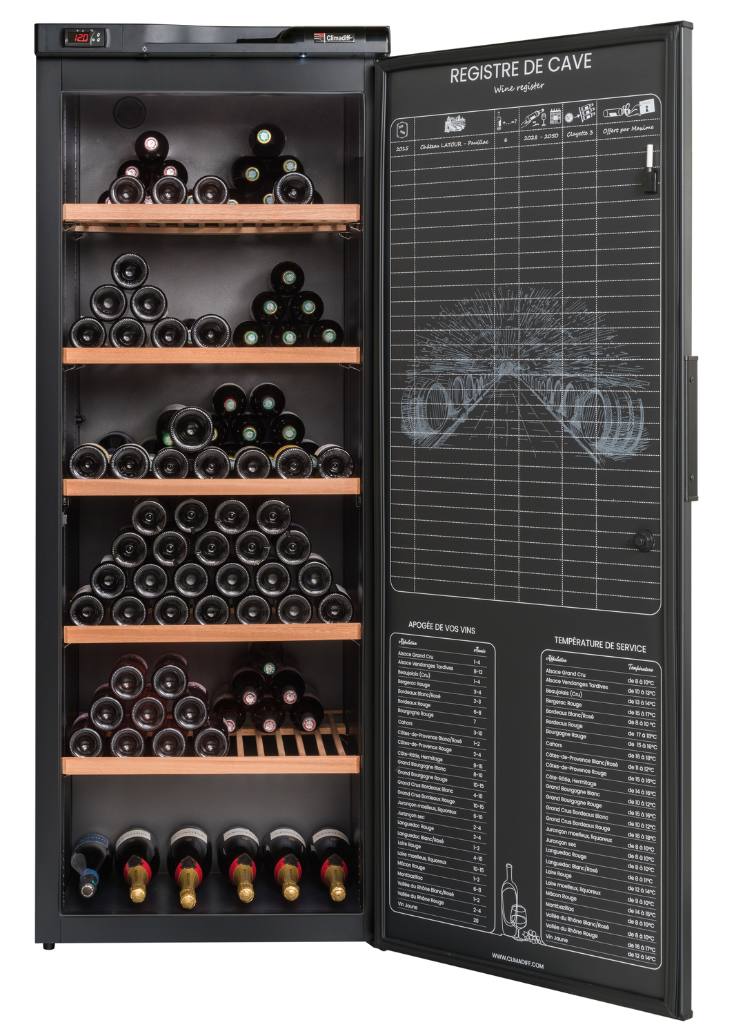 Ein Weinkühlschrank ist geöffnet und mit Weinflaschen auf Holzregalen gefüllt. Eine Tafel listet Weindetails auf.