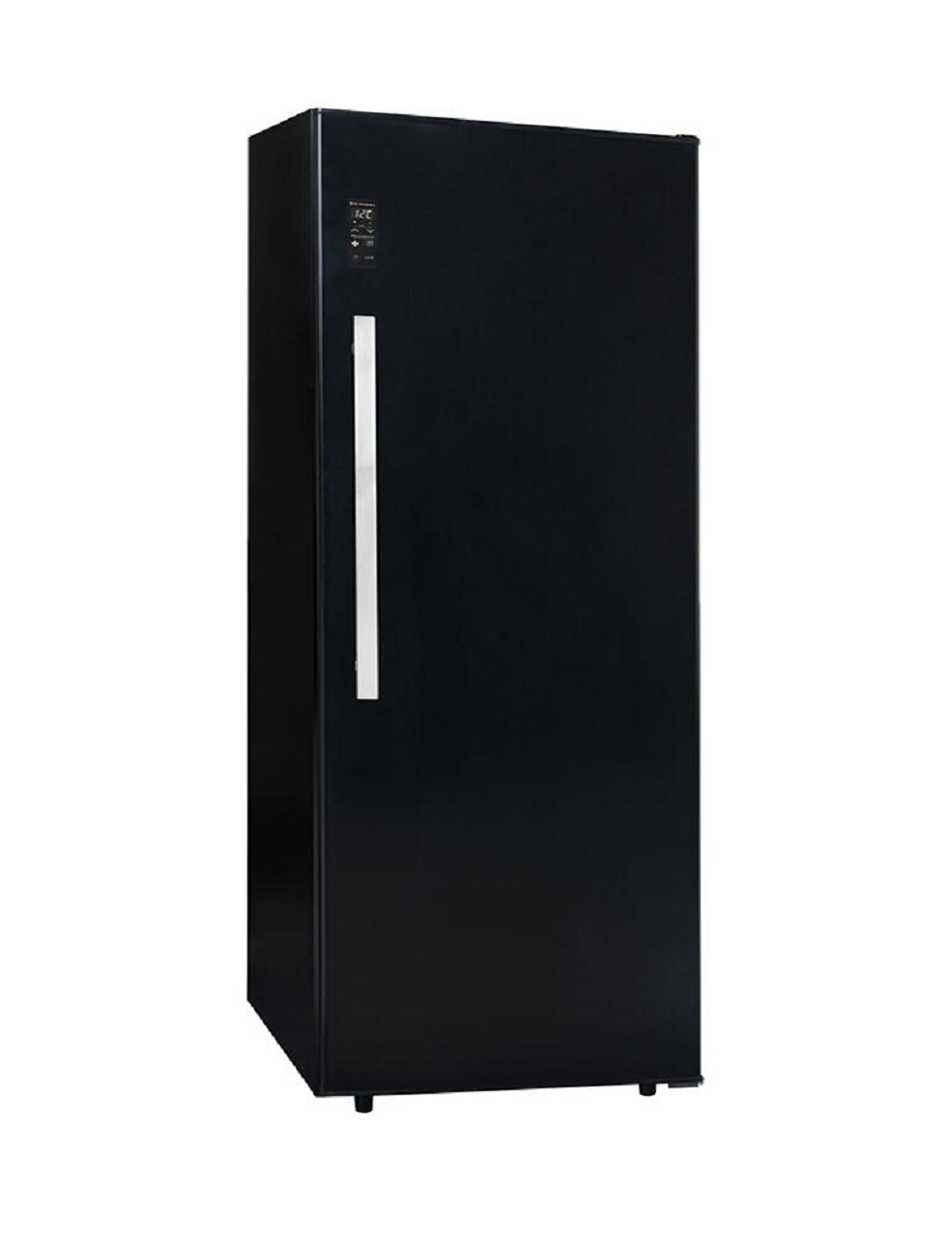Ein hoher, schwarzer Kühlschrank mit silbernem Griff steht vor weißem Hintergrund. Er hat ein digitales Display oben.