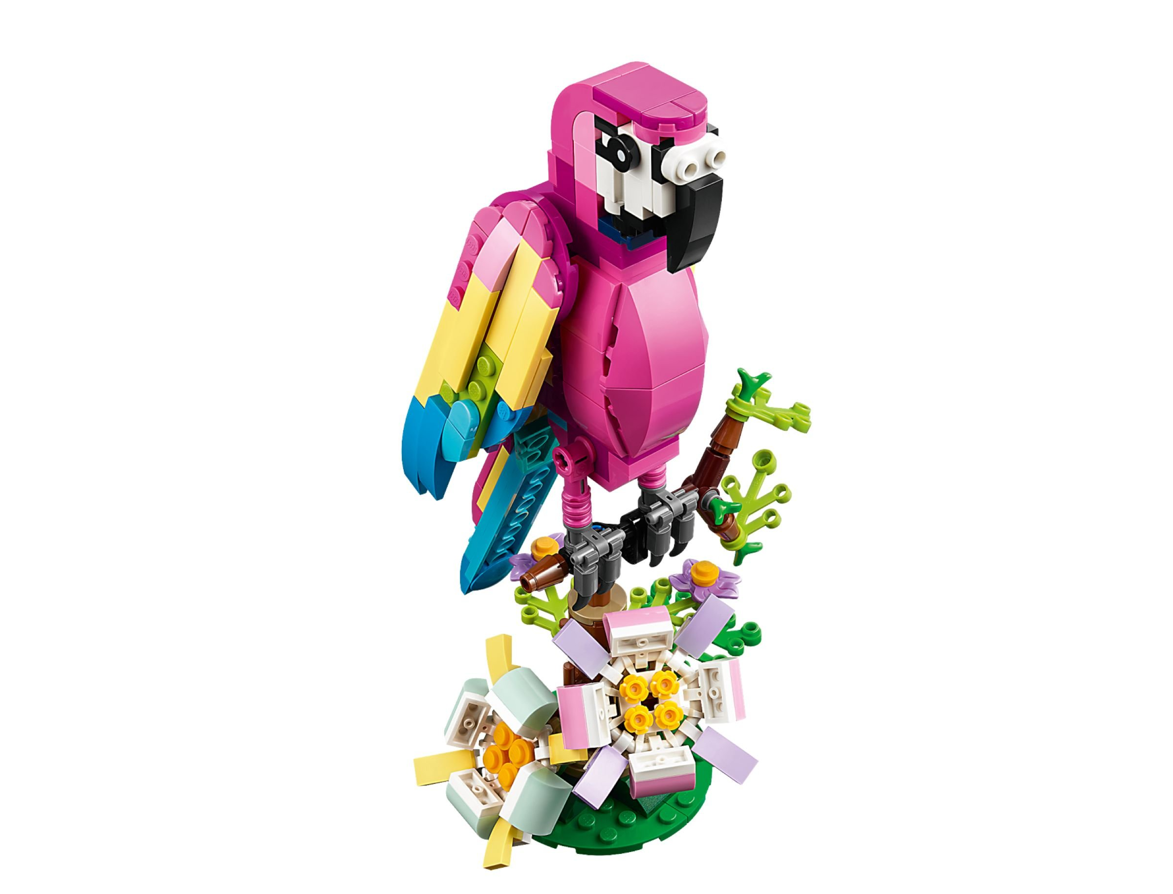 Ein rosa Lego-Papagei sitzt auf einem Ast. Er hat einen gelben und blauen Flügel und steht auf einer grünen Basis mit Blumen.