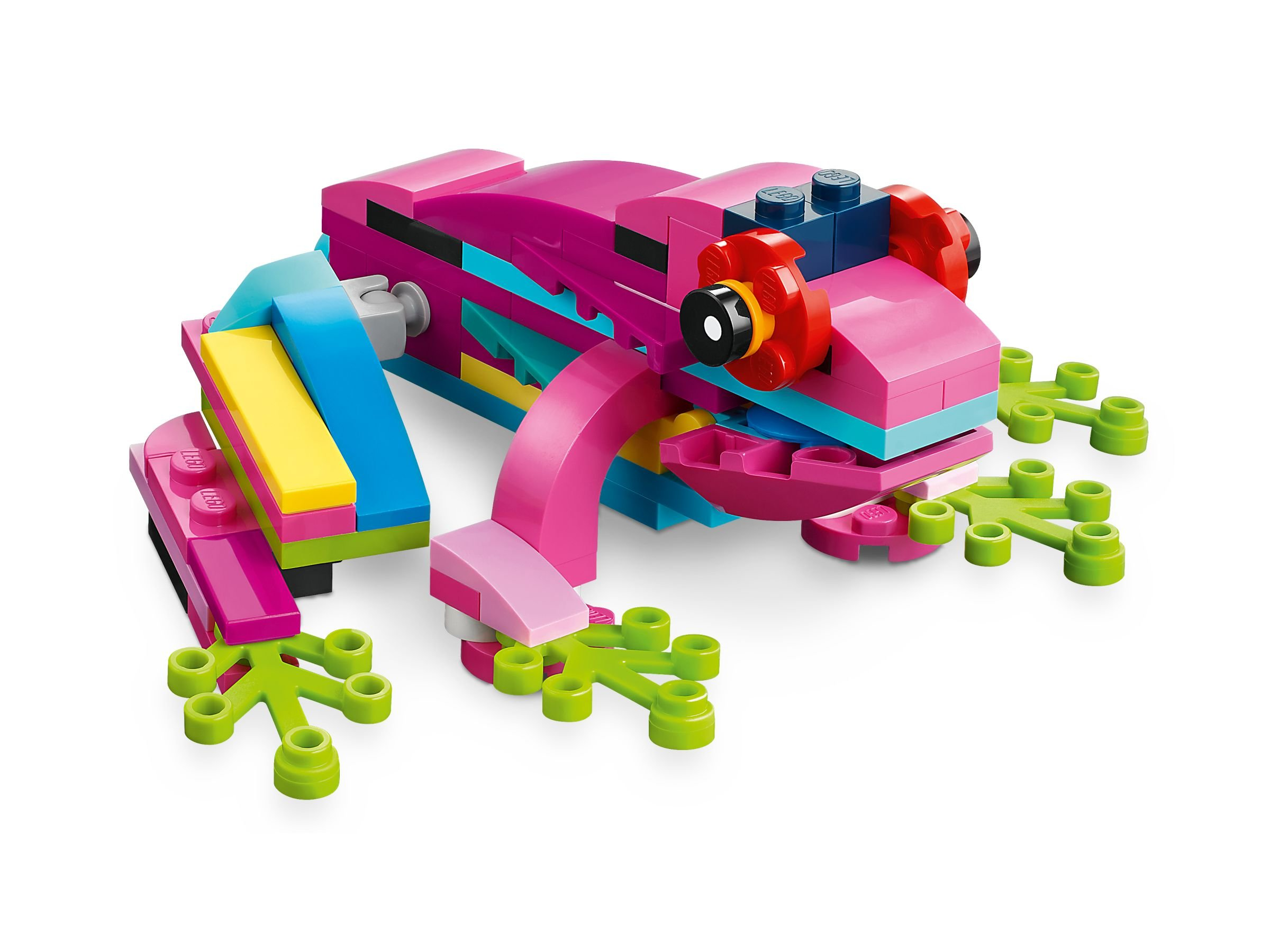 Ein buntes Lego-Frosch aus rosa, blau, gelben und grünen Blöcken mit roten Augendetails auf weißem Hintergrund.