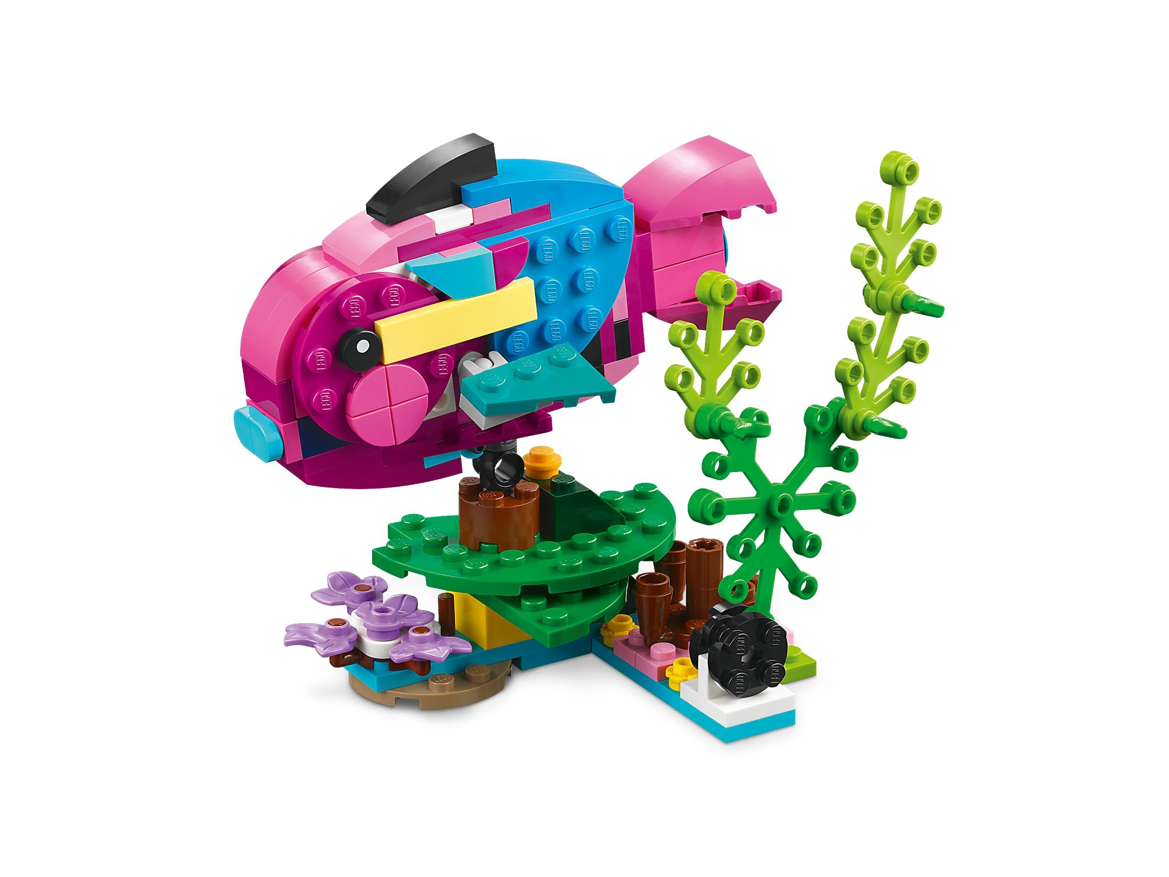 Ein Lego-Fischmodell in Rosa und Blau steht auf einer grünen Basis mit lila Blumen und grünem Seetang.