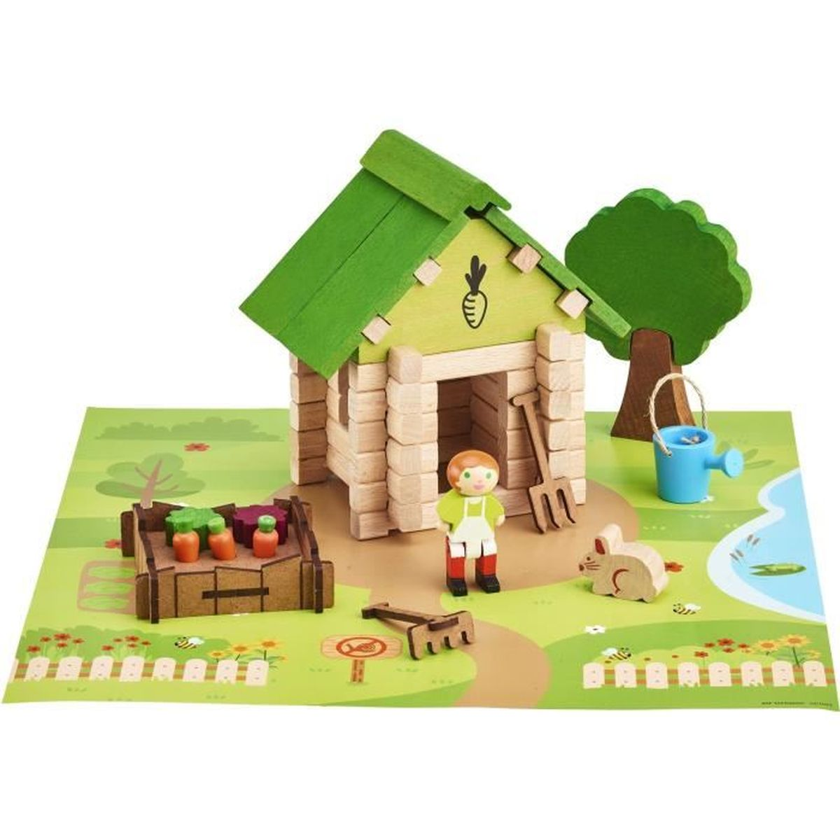 Scena della fattoria giocattolo in legno: casa, albero, agricoltore, giardino, coniglio, annaffiatoio. I colori dominanti sono verde, beige, marrone e arancione.