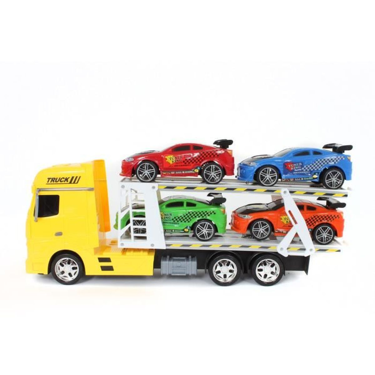 Ein gelber Spielzeug-LKW transportiert vier Rennwagen. Die Autos sind rot, blau, grün und orange. Der LKW steht vor weißem Hintergrund.