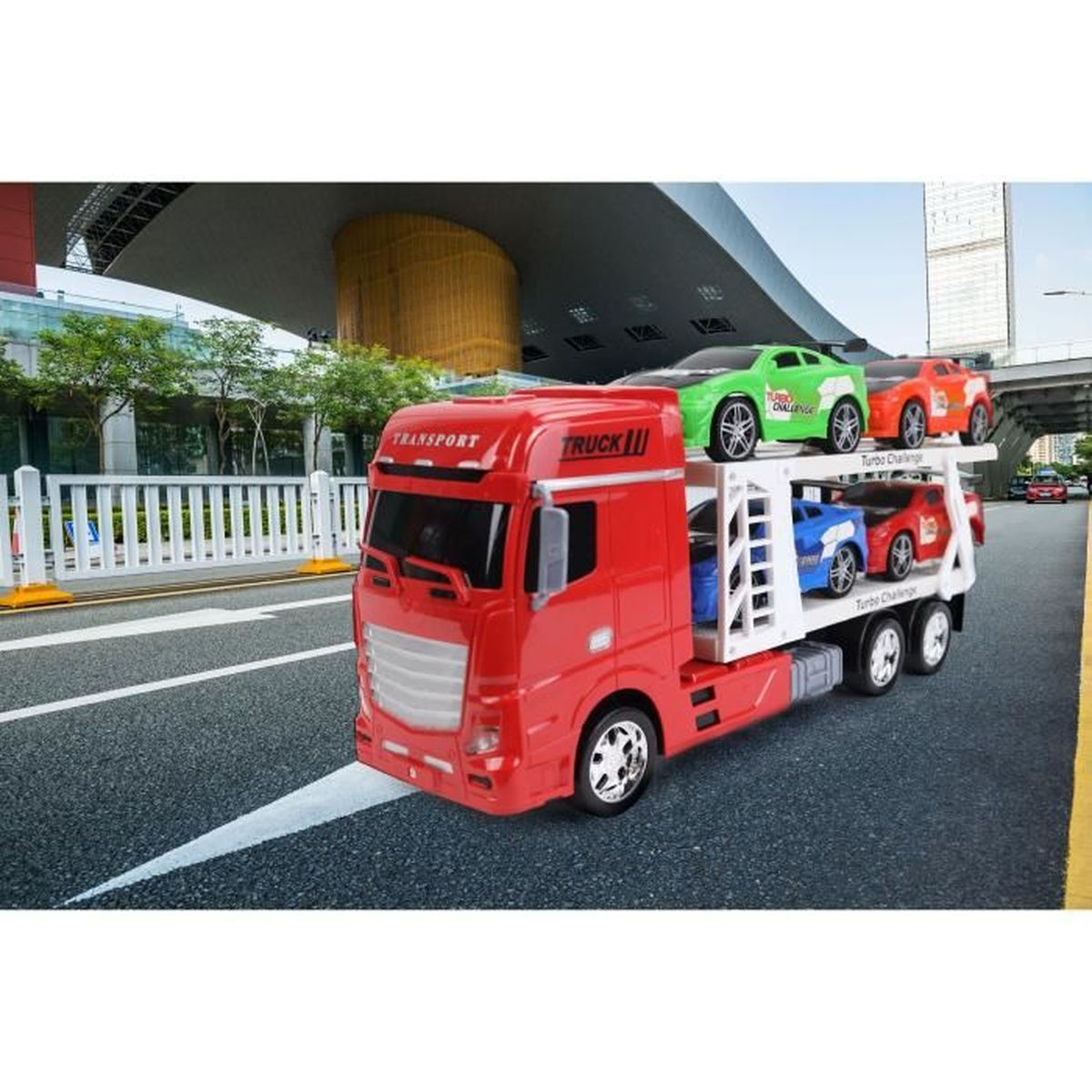 Ein roter Spielzeug-LKW transportiert bunte Spielzeugautos auf einer Stadtstraße. Auf dem LKW steht 'Transport Truck'.