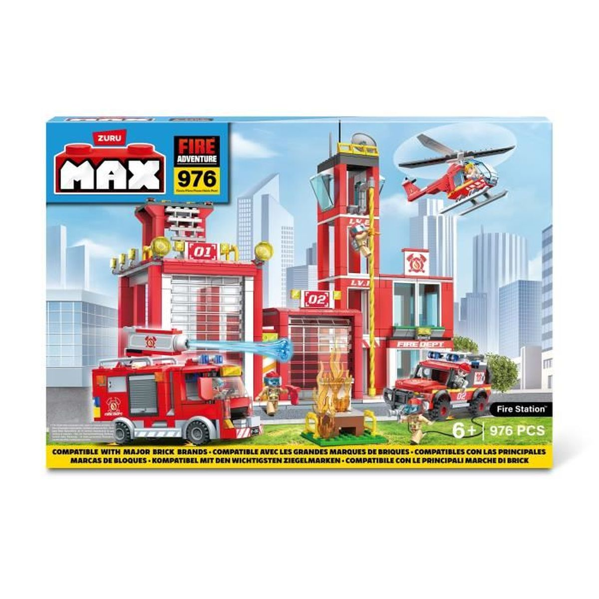 Illustrazione della scatola di un set di gioco Max Fire Adventure. Mostra una stazione dei pompieri, autopompe, elicottero e pompiere. Colori vivaci e sfondo urbano.