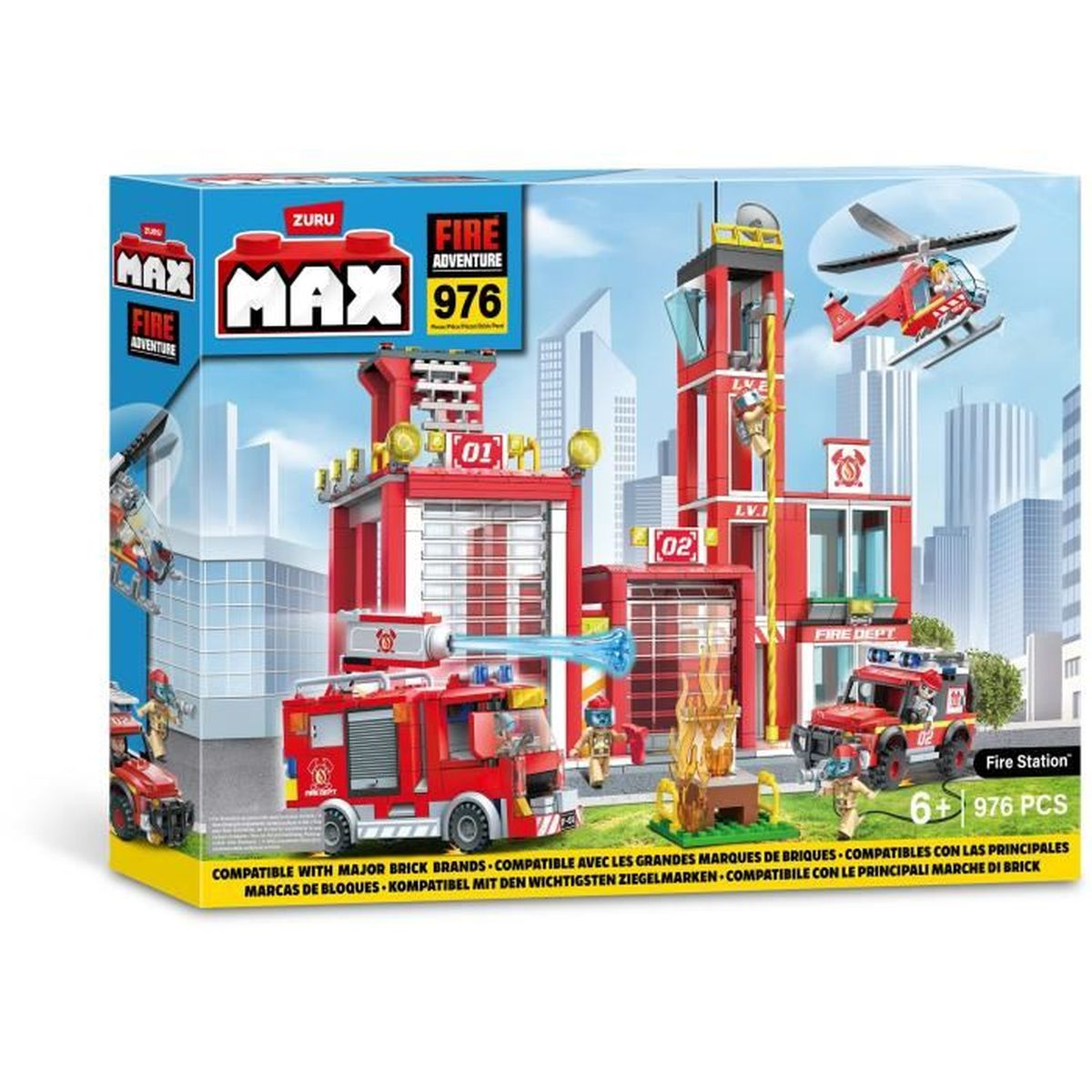 È esposto un set di stazioni dei vigili del fuoco giocattolo. Include un'autopompa rossa, un elicottero ed edifici. La scatola dice 'MAX FIRE ADVENTURE'.