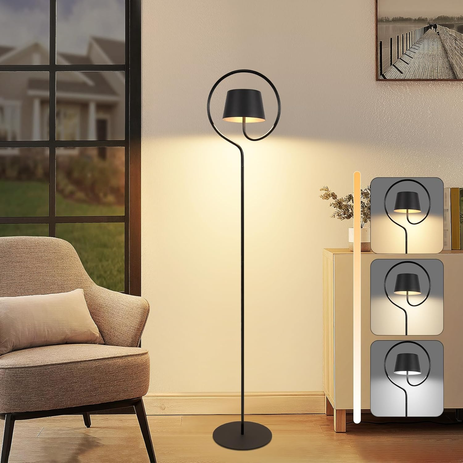 Una lampada da terra nera illumina una stanza. A sinistra una poltrona con cuscino. Una finestra mostra una casa. A destra un mobile.