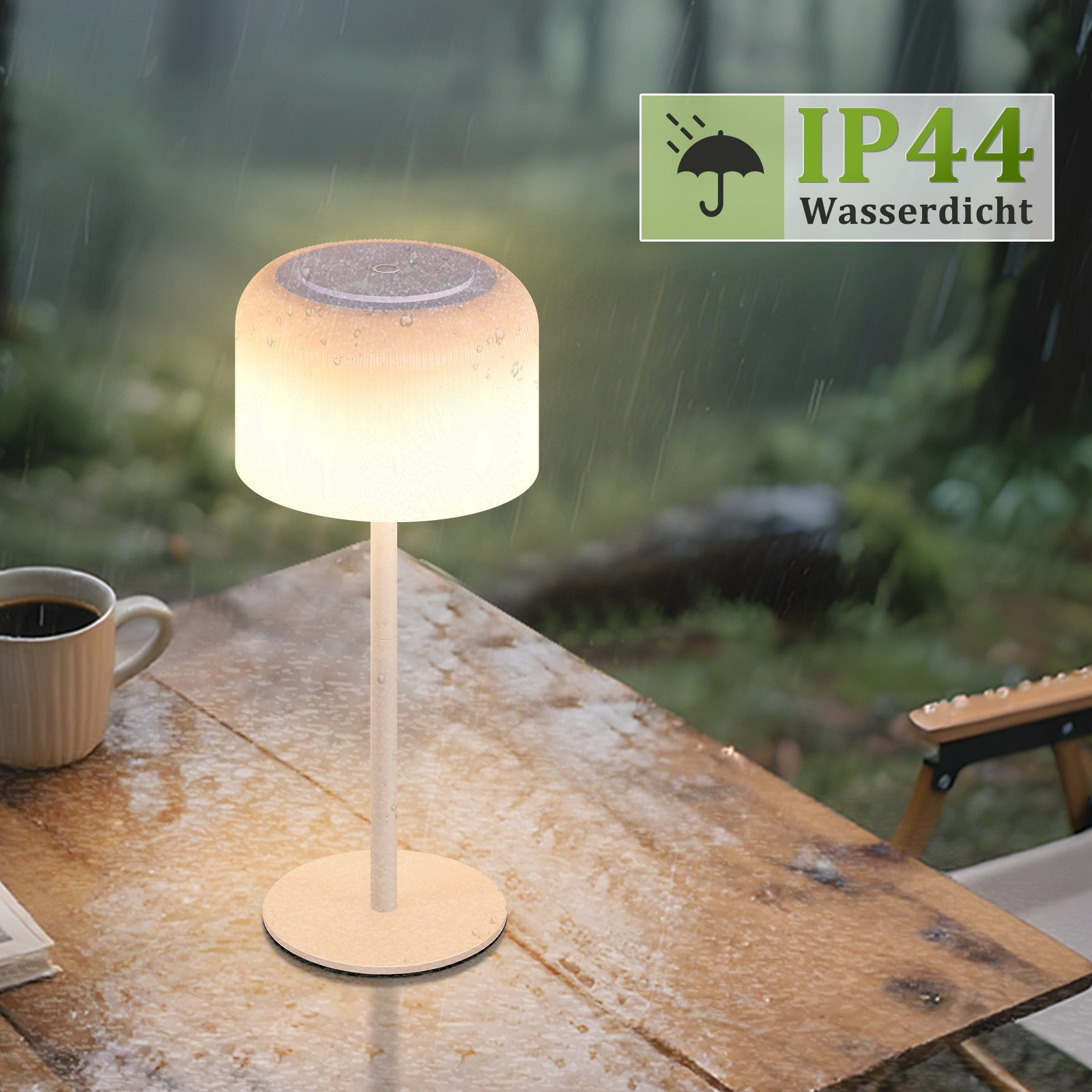 Una lampada accesa e impermeabile su un tavolo bagnato con una tazza di caffè. Piove sullo sfondo. Segno IP44 impermeabile.