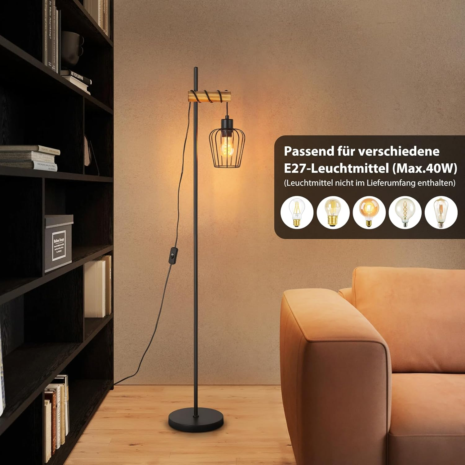Una lampada da terra nera con una lampadina a gabbia è vicino a un divano marrone. Una libreria è a sinistra. Il testo mostra le opzioni della lampadina.