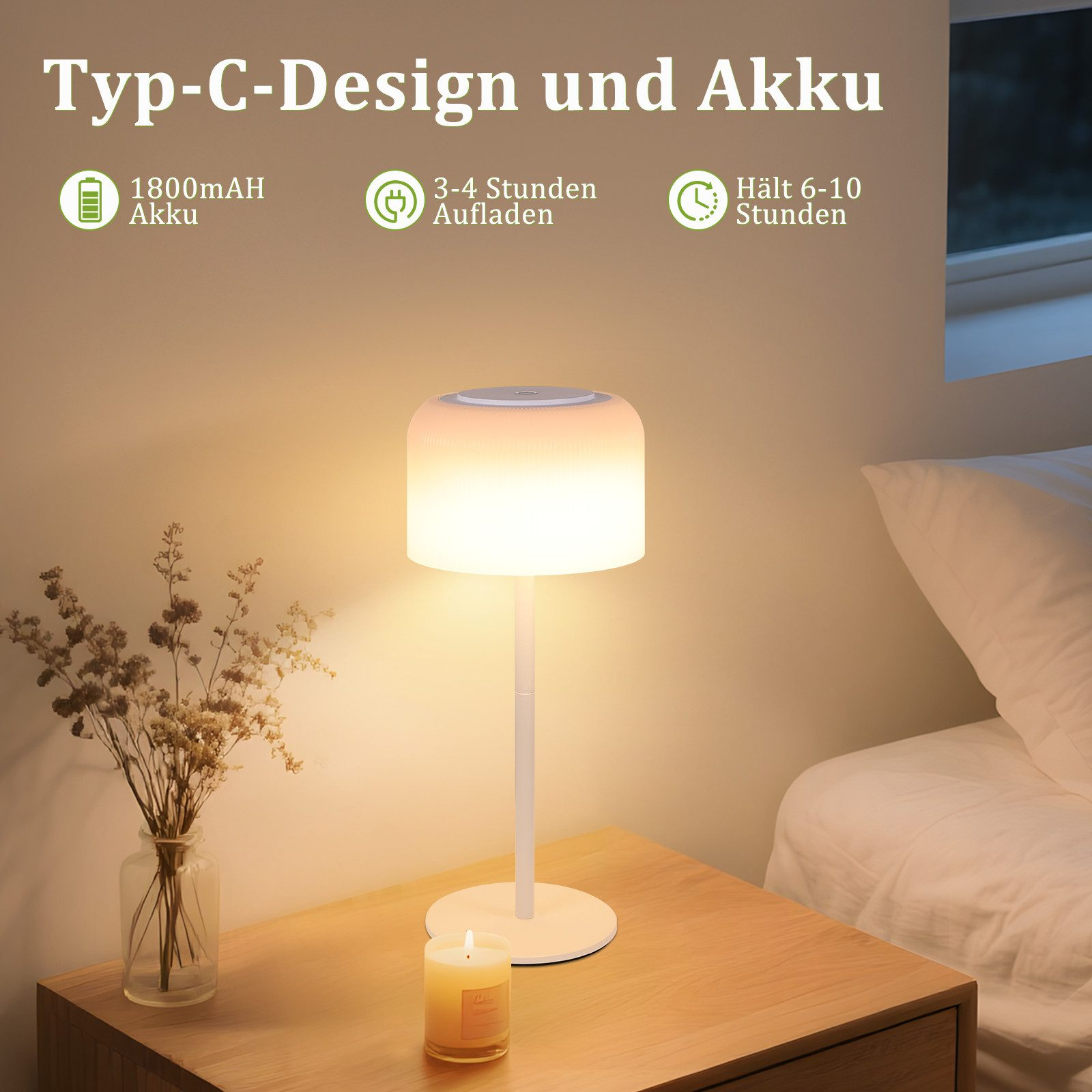Una lampada da tavolo bianca con la parte superiore arrotondata è su un comodino di legno. Una candela e un vaso sono sul comodino. Un letto è sullo sfondo.