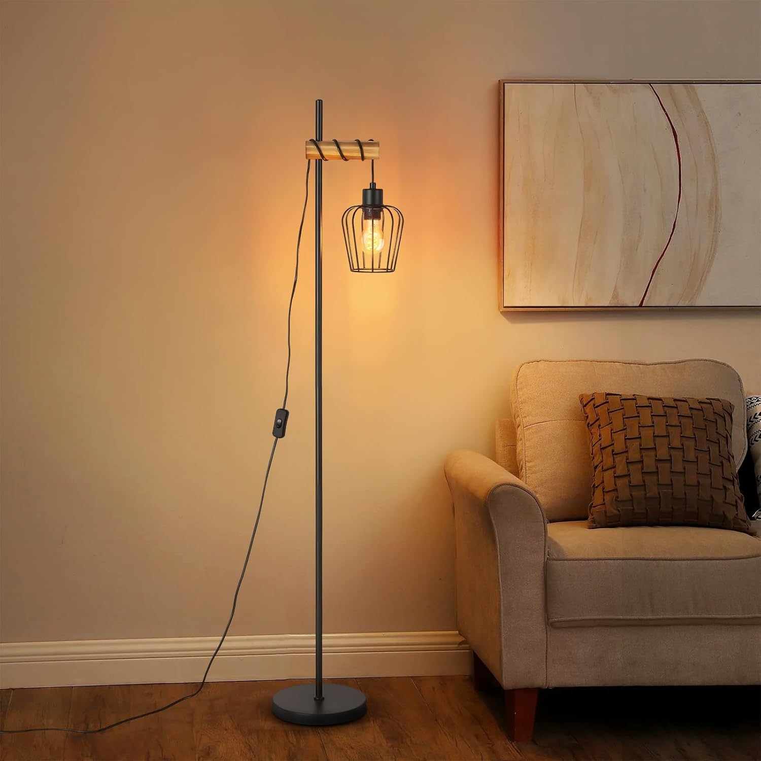 Una lampada da terra con paralume a gabbia, una poltrona beige e un quadro sulla parete sono mostrati.