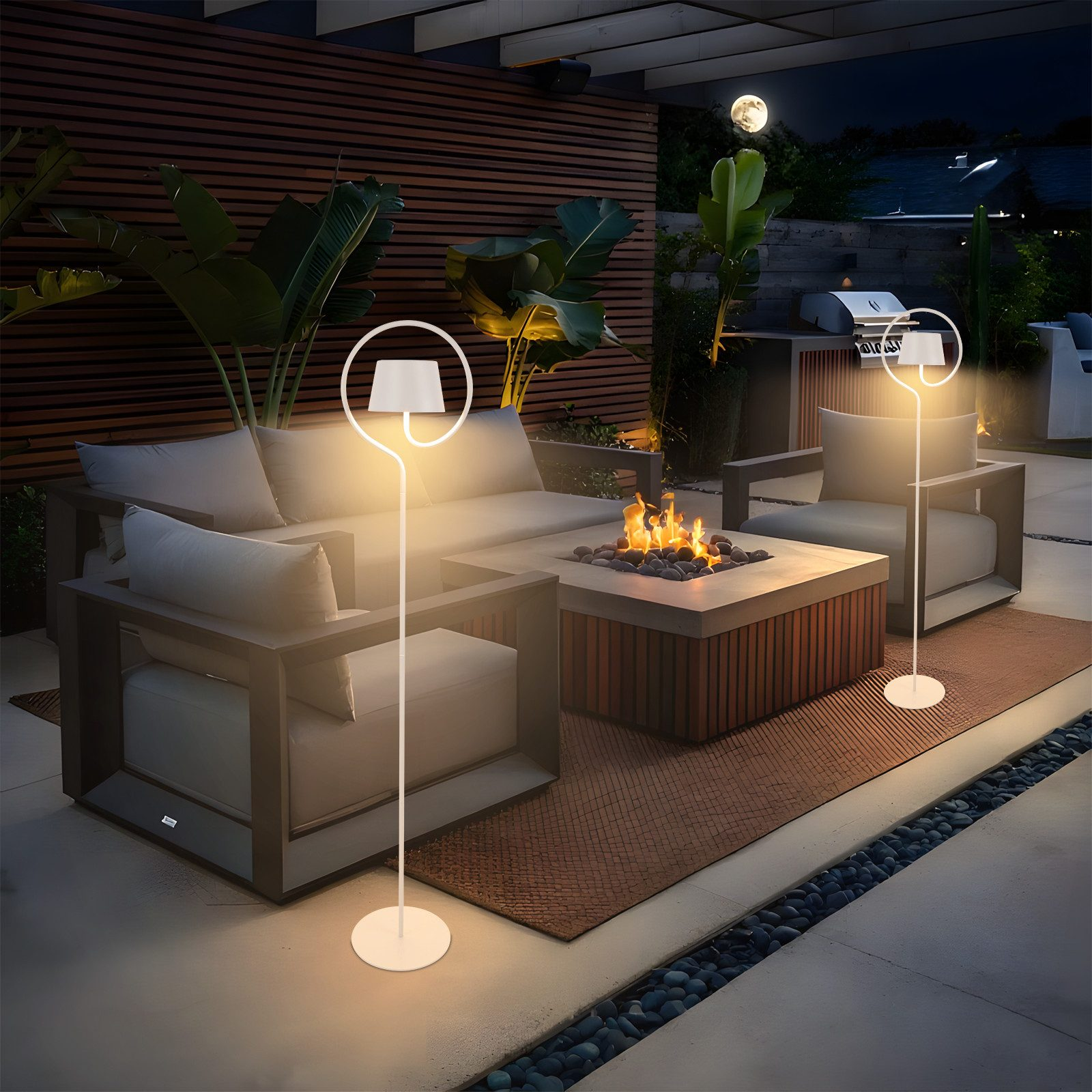 Scena all'aperto di notte, con mobili da patio, braciere e lampade moderne. Luna sullo sfondo.