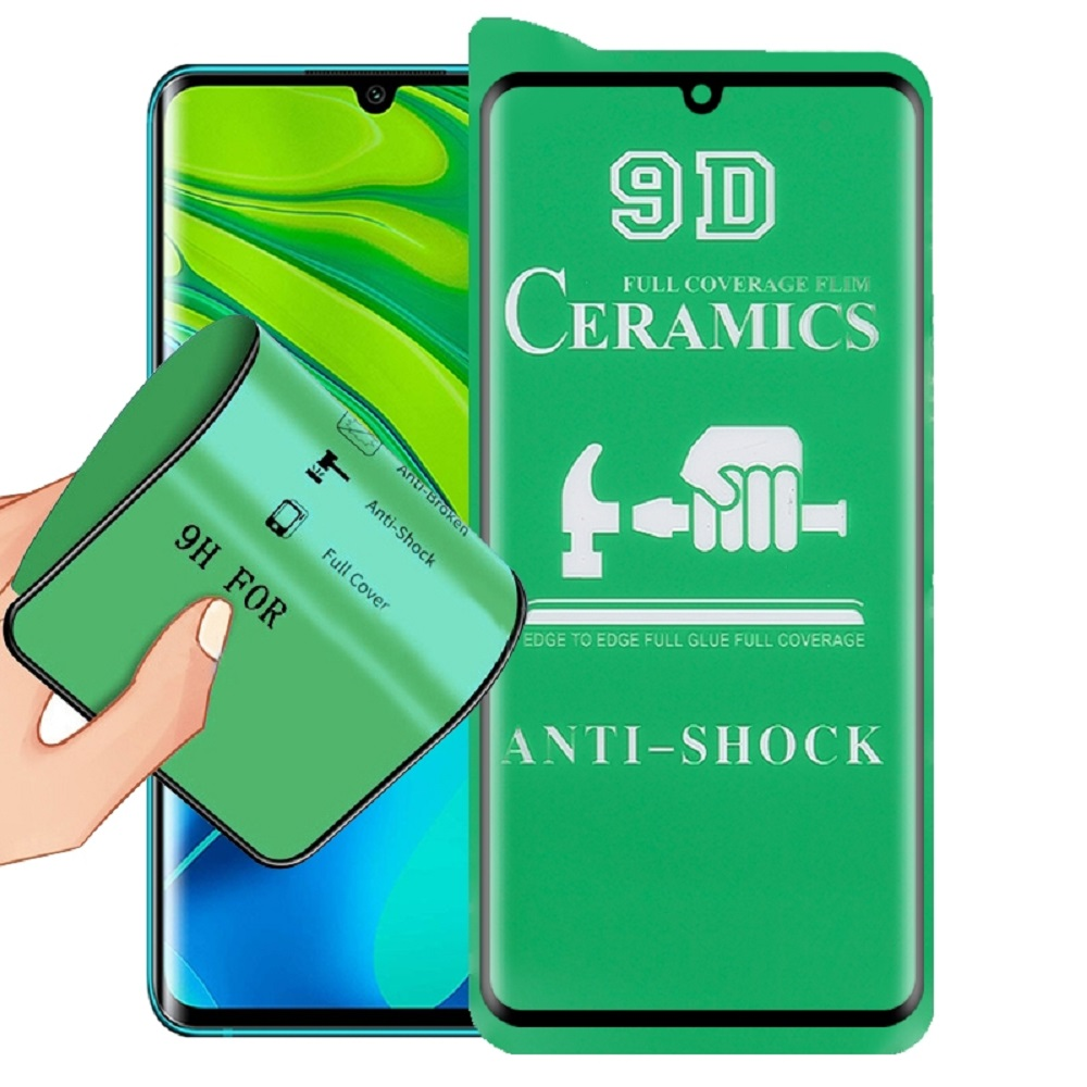 Eine Hand hält einen grünen Displayschutz mit der Aufschrift '9H FOR' über einem Telefon. Ein weiterer Displayschutz und ein Telefon sind sichtbar.