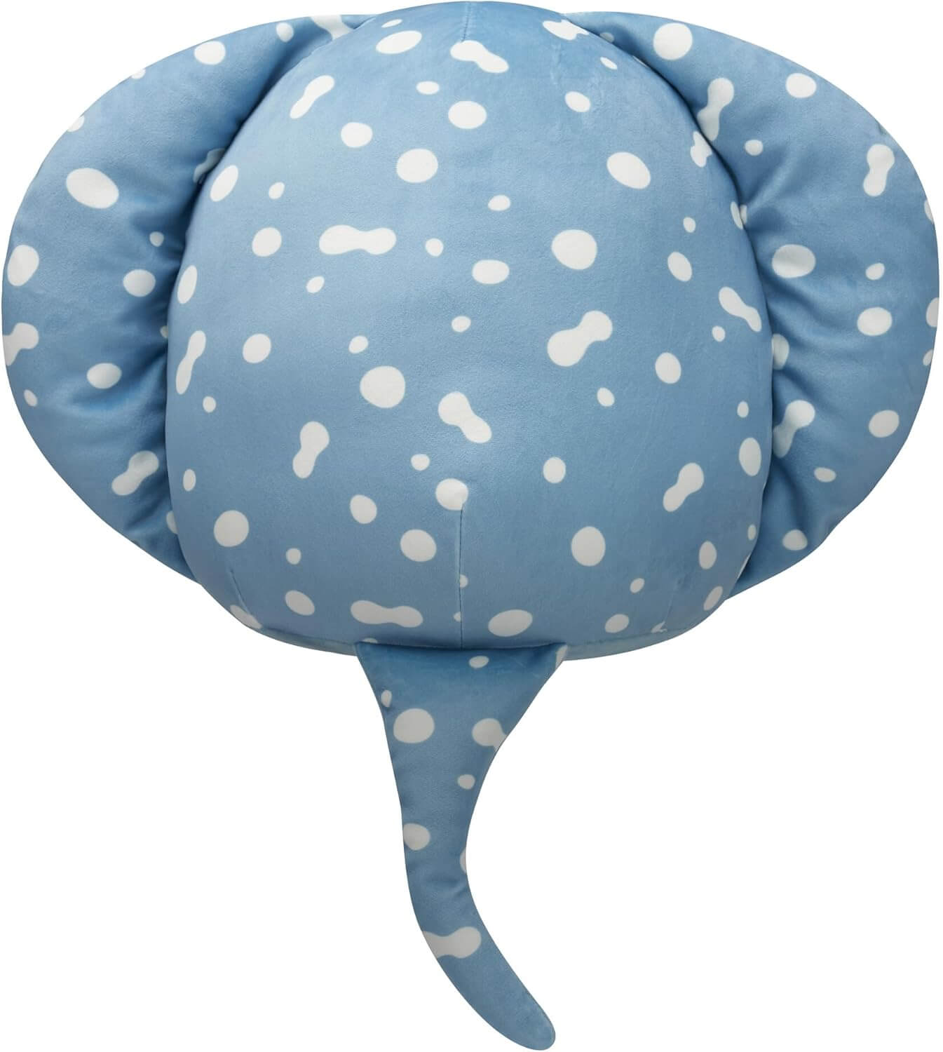 Ein blaues Stoff-Mantarochen mit weißen Punkten. Er ist vor weißem Hintergrund zentriert. Der Schwanz ist gebogen.