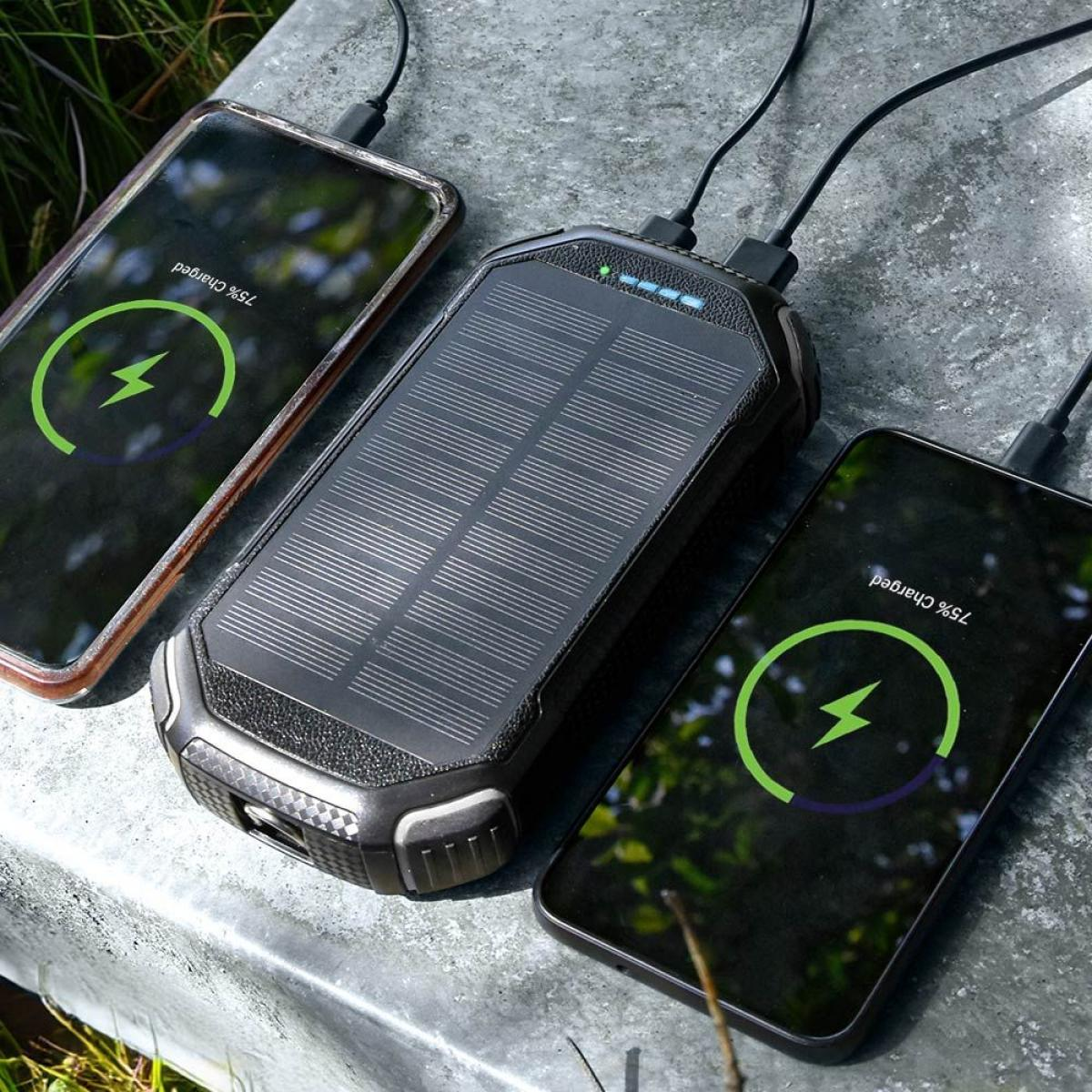 Drie smartphones die opladen via een solar powerbank. De telefoons tonen 75% opgeladen. Kabels verbinden de apparaten.
