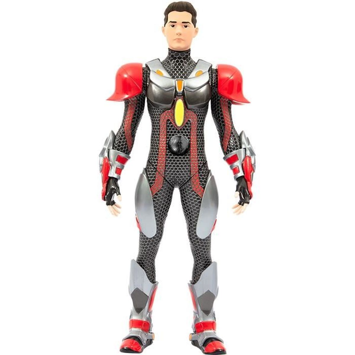 Una figura de superhéroe está de pie. Lleva un traje blindado negro, gris y rojo con hombreras y botas rojas. La figura tiene pelo castaño.