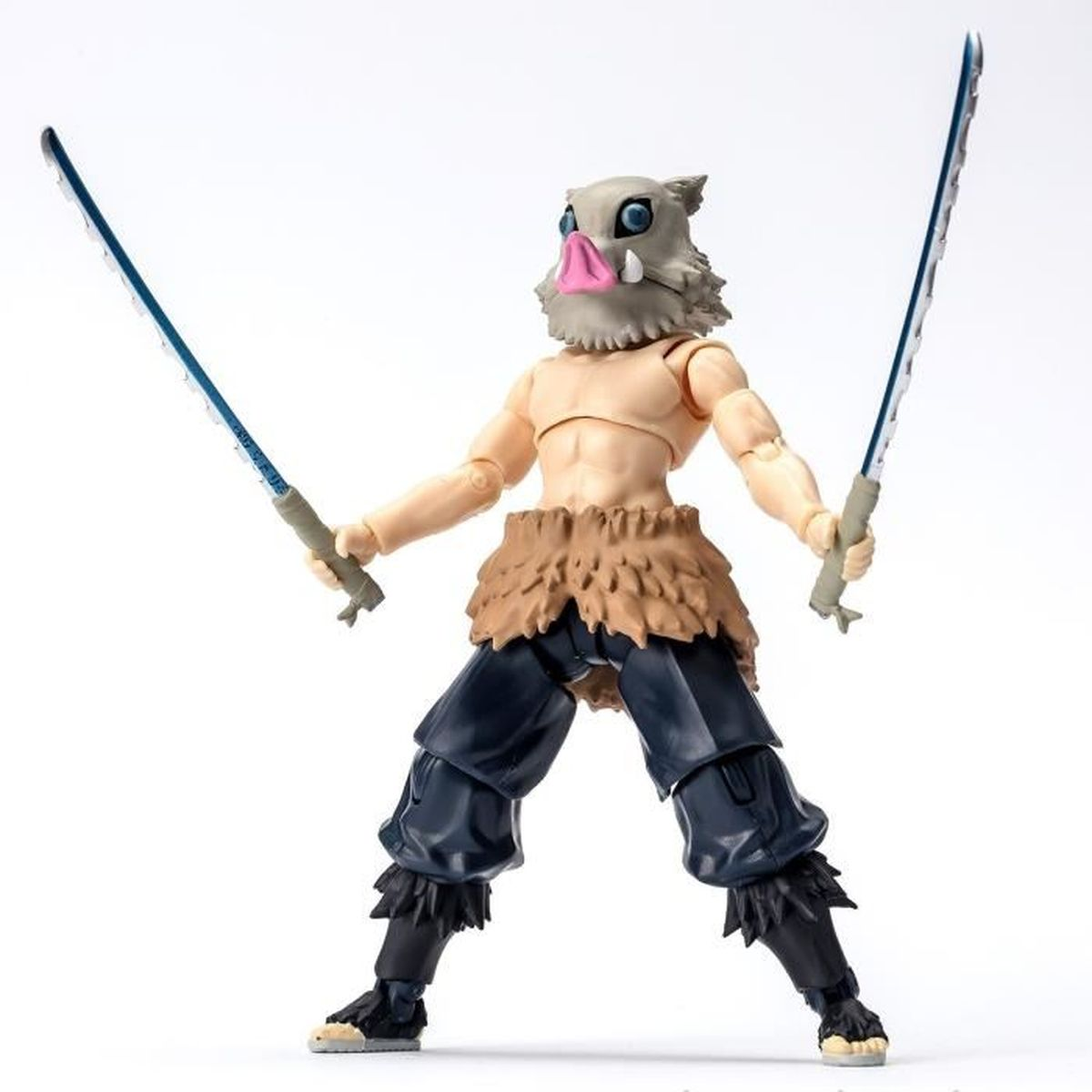 Eine Figur mit einer Eberkopfmaske und zwei Schwertern. Sie trägt dunkle Hosen, einen Pelzrock und hat einen freiliegenden Oberkörper. Der Hintergrund ist weiß.