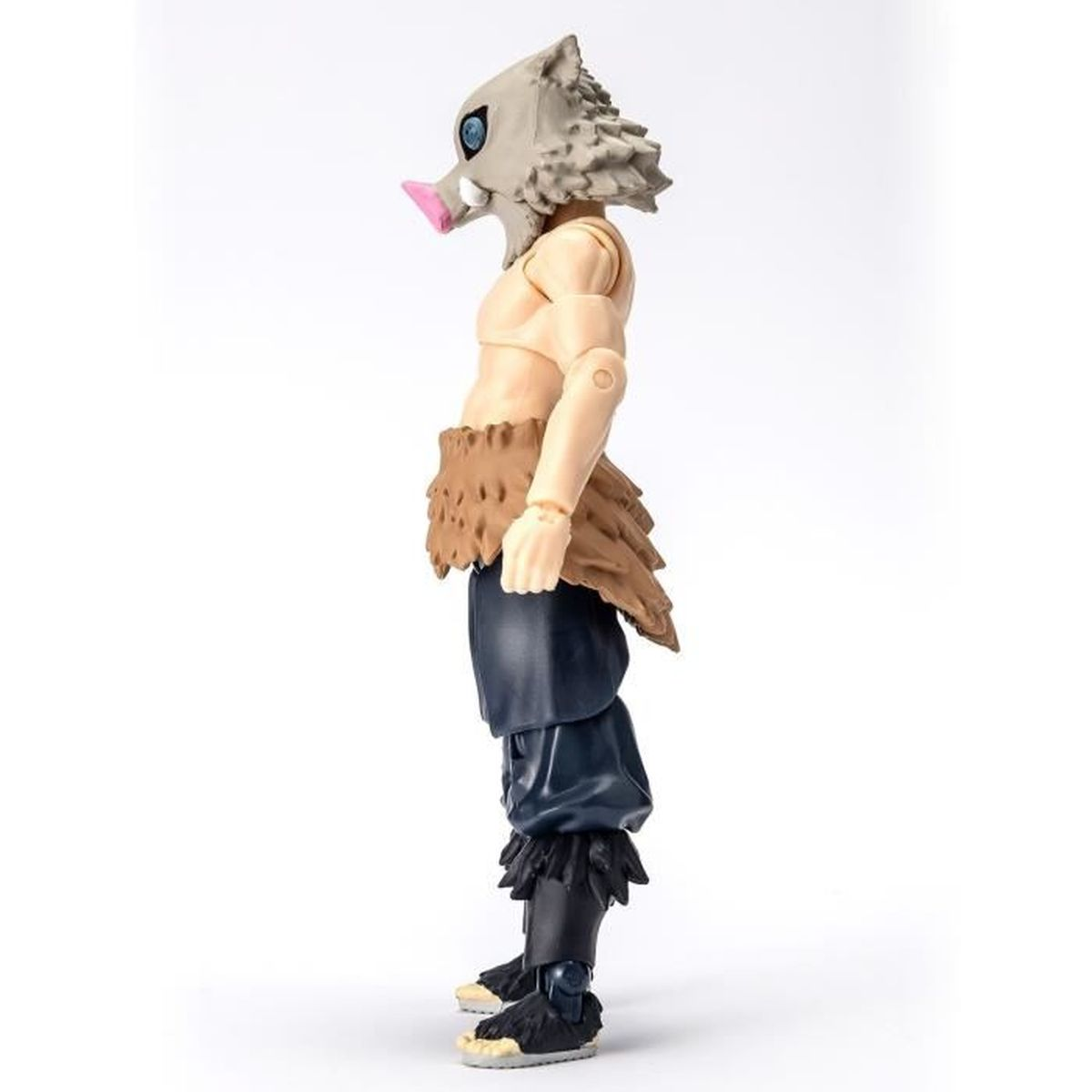 Eine Spielfigur einer Figur mit Wildschweinmaske. Sie hat einen braunen Rock, eine schwarze Hose und schwarze Stiefel. Der Hintergrund ist weiß.