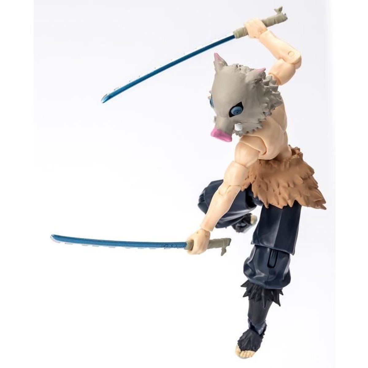 Figur einer Figur mit Wildschweinmaske, die zwei Katanas hält. Die Figur befindet sich in einer Actionpose vor weißem Hintergrund.