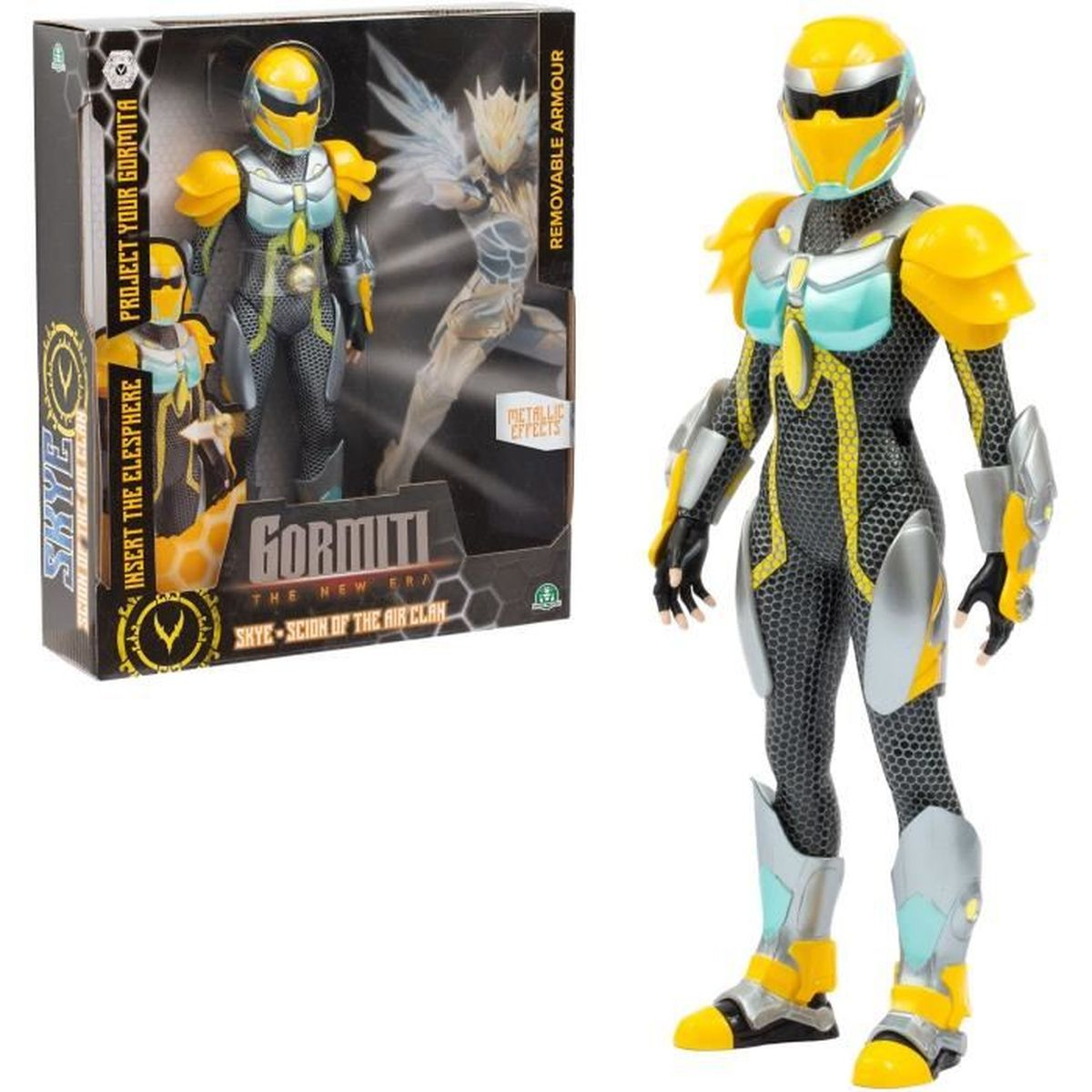Eine Gormiti-Actionfigur in gelber und silberner Rüstung steht neben ihrer Box. Die Box zeigt die Figur und sagt Skye, Scion of the Air Clan.