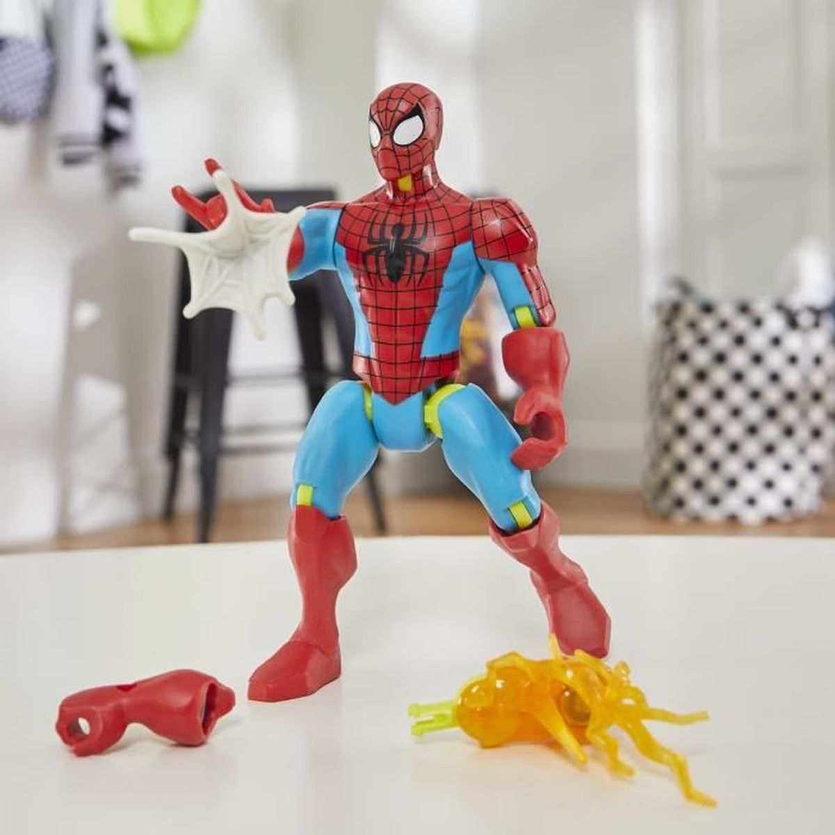 Figura de juguete de Spider-Man con telaraña. Traje rojo y azul, telaraña blanca. Guante rojo separado. Accesorio telaraña amarillo.