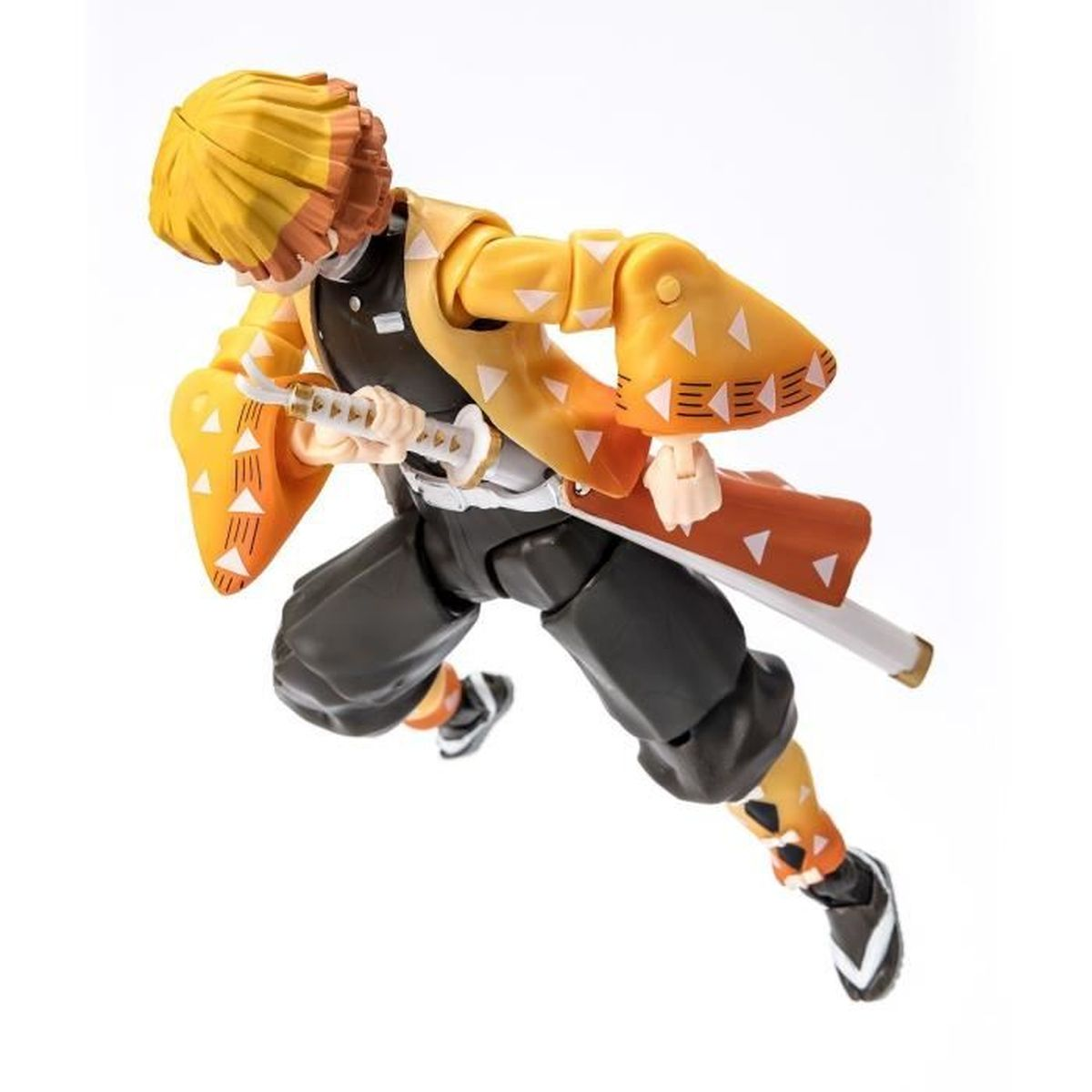 Eine Figur eines Charakters aus Demon Slayer. Er befindet sich in einer dynamischen Pose, schwingt ein Schwert und trägt ein gelb-oranges Outfit.