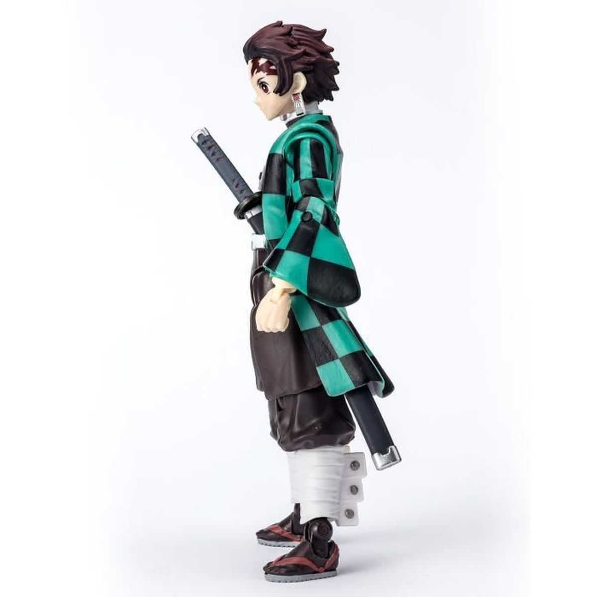 Eine Figur eines Charakters in einem grün-schwarz karierten Mantel, der ein Katana hält. Die Figur steht mit der Seite zur Kamera.