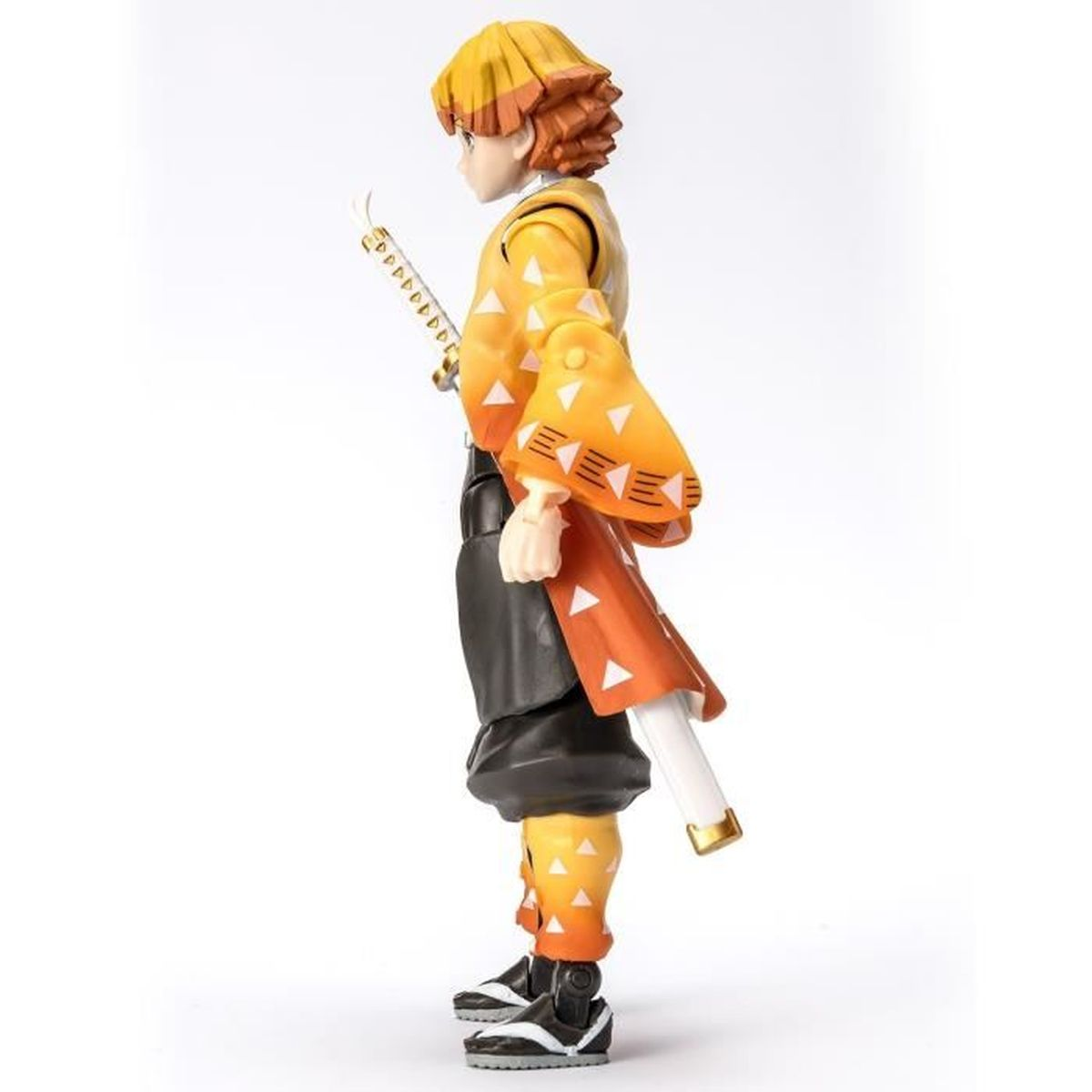 Figur einer Figur in einem gelb-orangen gemusterten Outfit, die ein Schwert hält. Schwarze Hose und Schuhe, weißer Hintergrund.