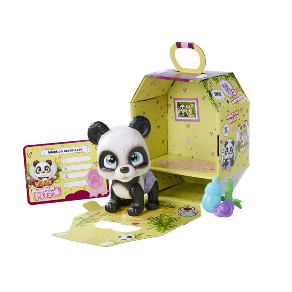 Ein Panda-Spielzeug mit Windel steht vor einer gelben Box. Ein Adoptionszertifikat, eine Flasche und ein Schnuller sind ebenfalls vorhanden.
