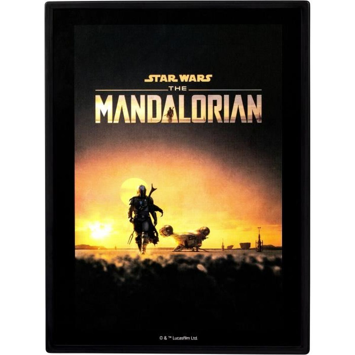 Das Mandalorianer-Poster. Eine Silhouette geht auf den Betrachter zu. Sonnenuntergang im Hintergrund mit dem Logo 'Star Wars: The Mandalorian'.